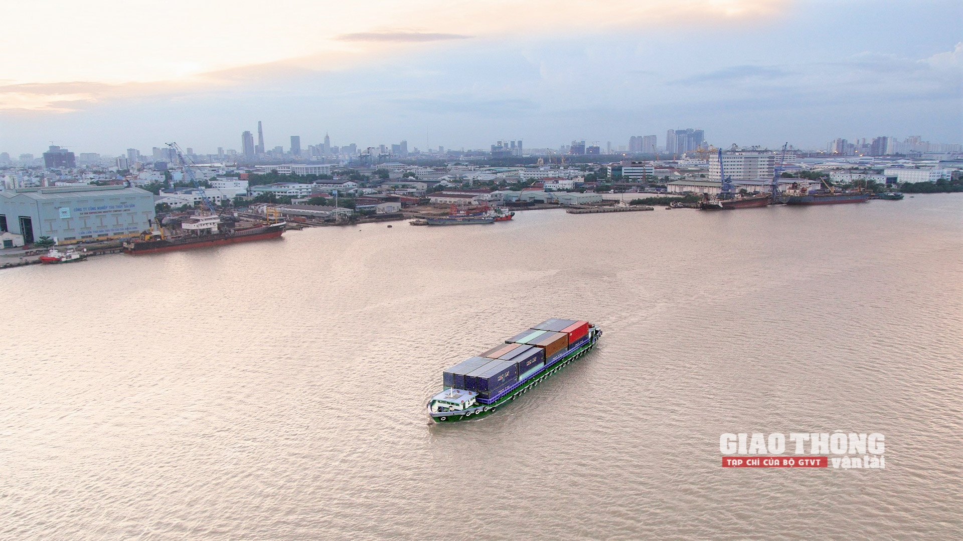 Kết cấu hạ tầng giao thông phát triển đang góp phần tạo diện mạo mới của đất nước - Ảnh 5.