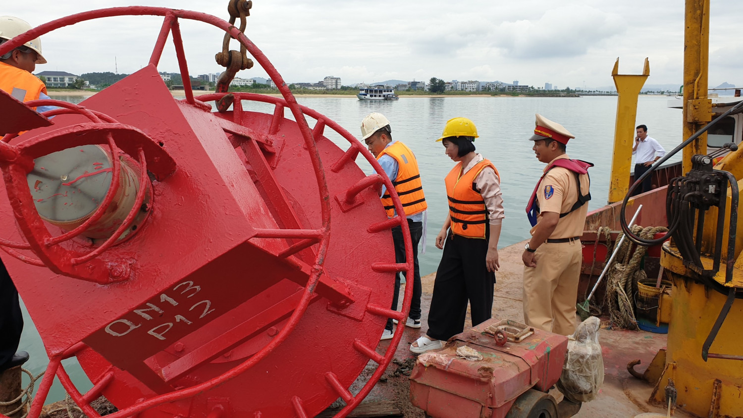 Quảng Ninh yêu cầu người dân xâm phạm hành lang đường thủy phải di dời xong trước 30/6 - Ảnh 2.