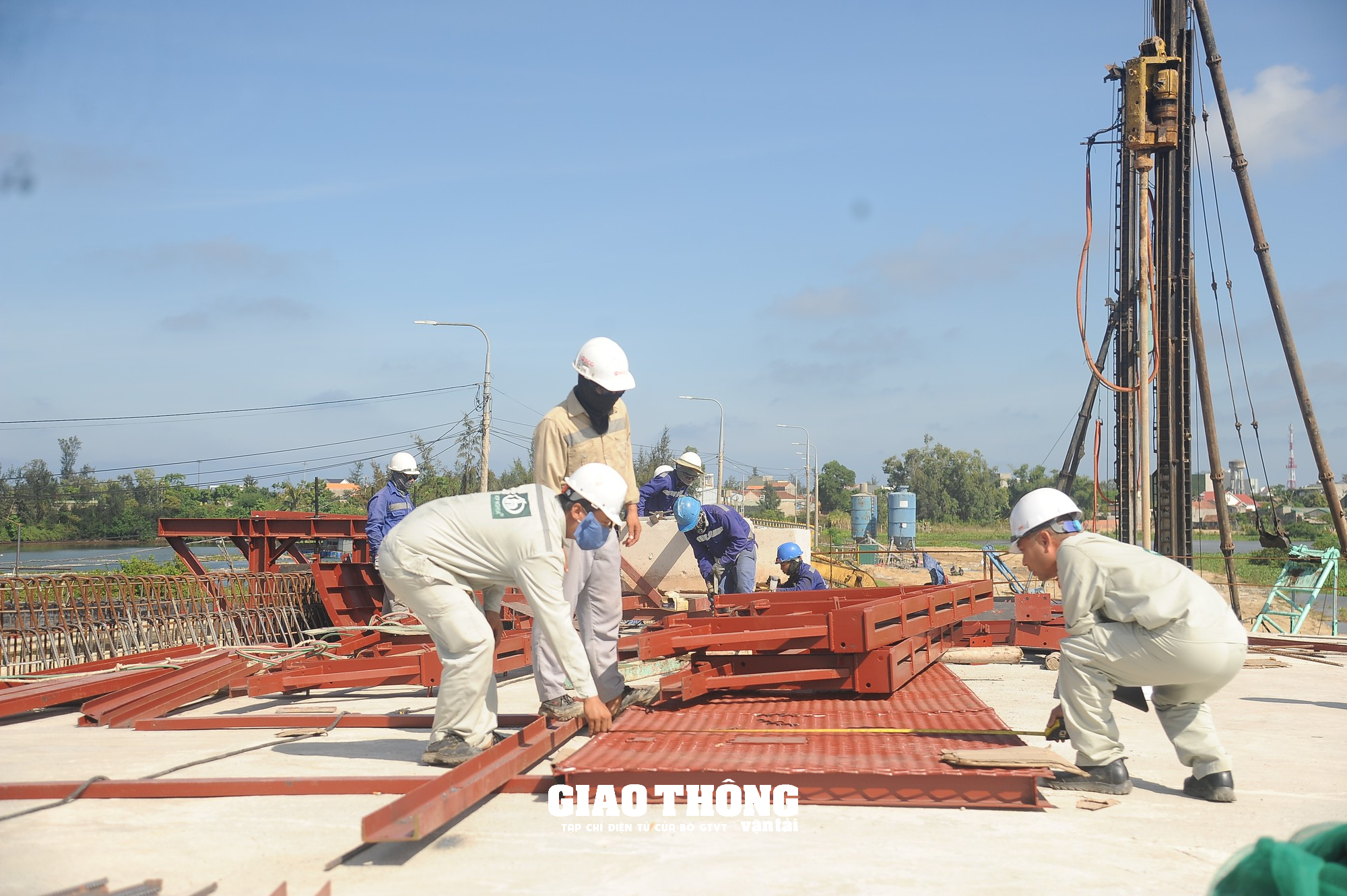 Đội nắng gắt, đẩy nhanh tiến độ dự án tuyến đường ven biển Dung Quất - Sa Huỳnh - Ảnh 1.