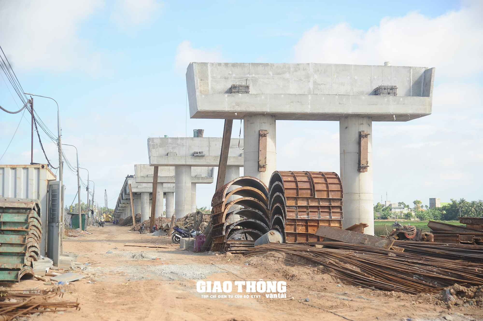 Đội nắng gắt, đẩy nhanh tiến độ dự án tuyến đường ven biển Dung Quất - Sa Huỳnh - Ảnh 2.