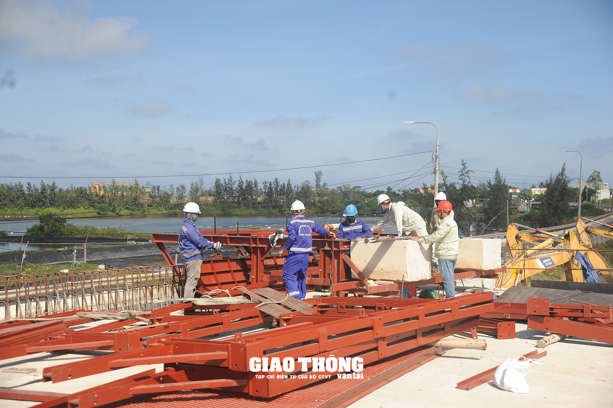 Đội nắng gay gắt, đẩy nhanh tiến độ dự án tuyến đường ven biển Dung Quất - Sa Huỳnh - Ảnh 2.