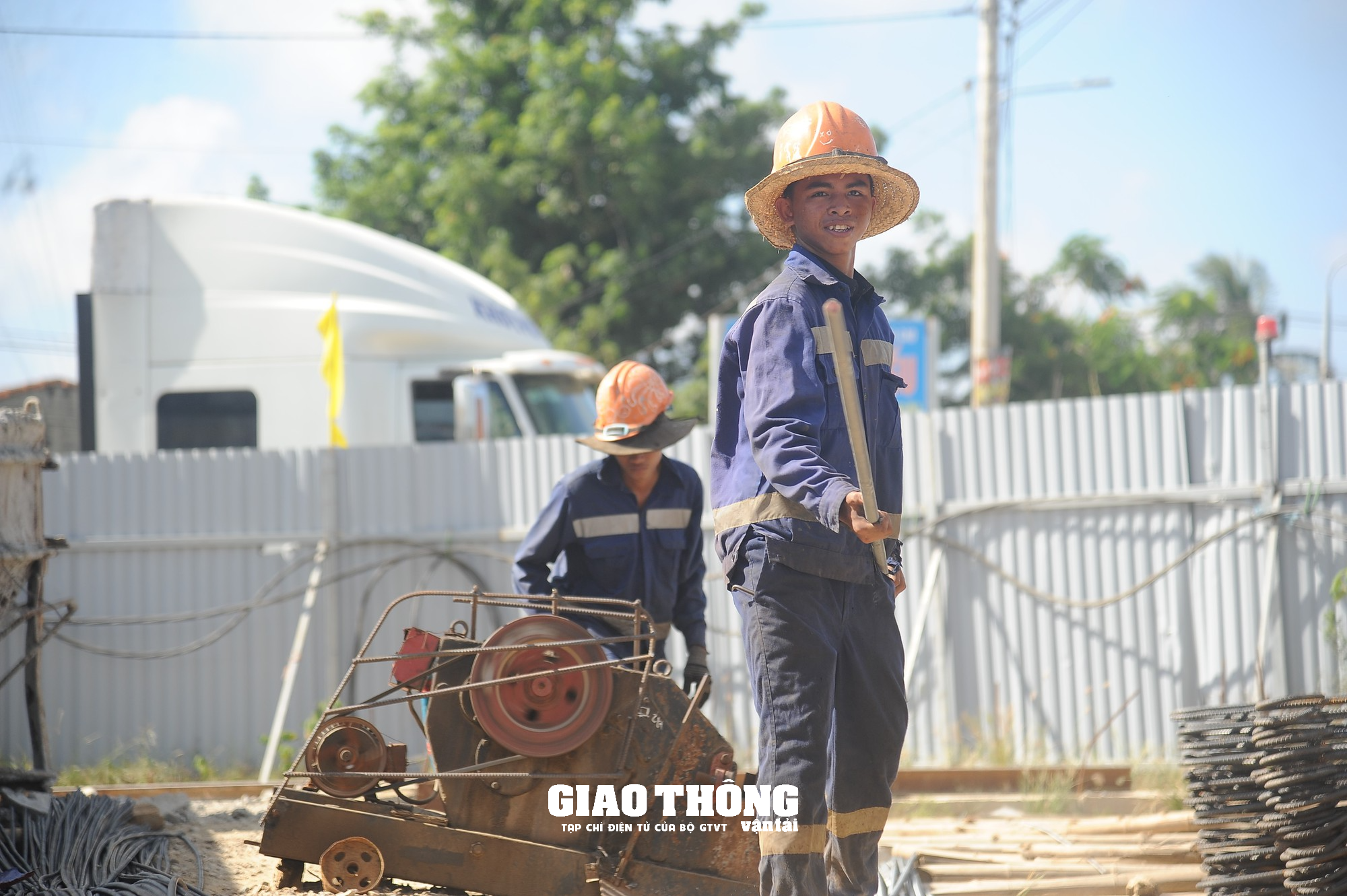 Đội nắng gắt, đẩy nhanh tiến độ dự án tuyến đường ven biển Dung Quất - Sa Huỳnh - Ảnh 4.