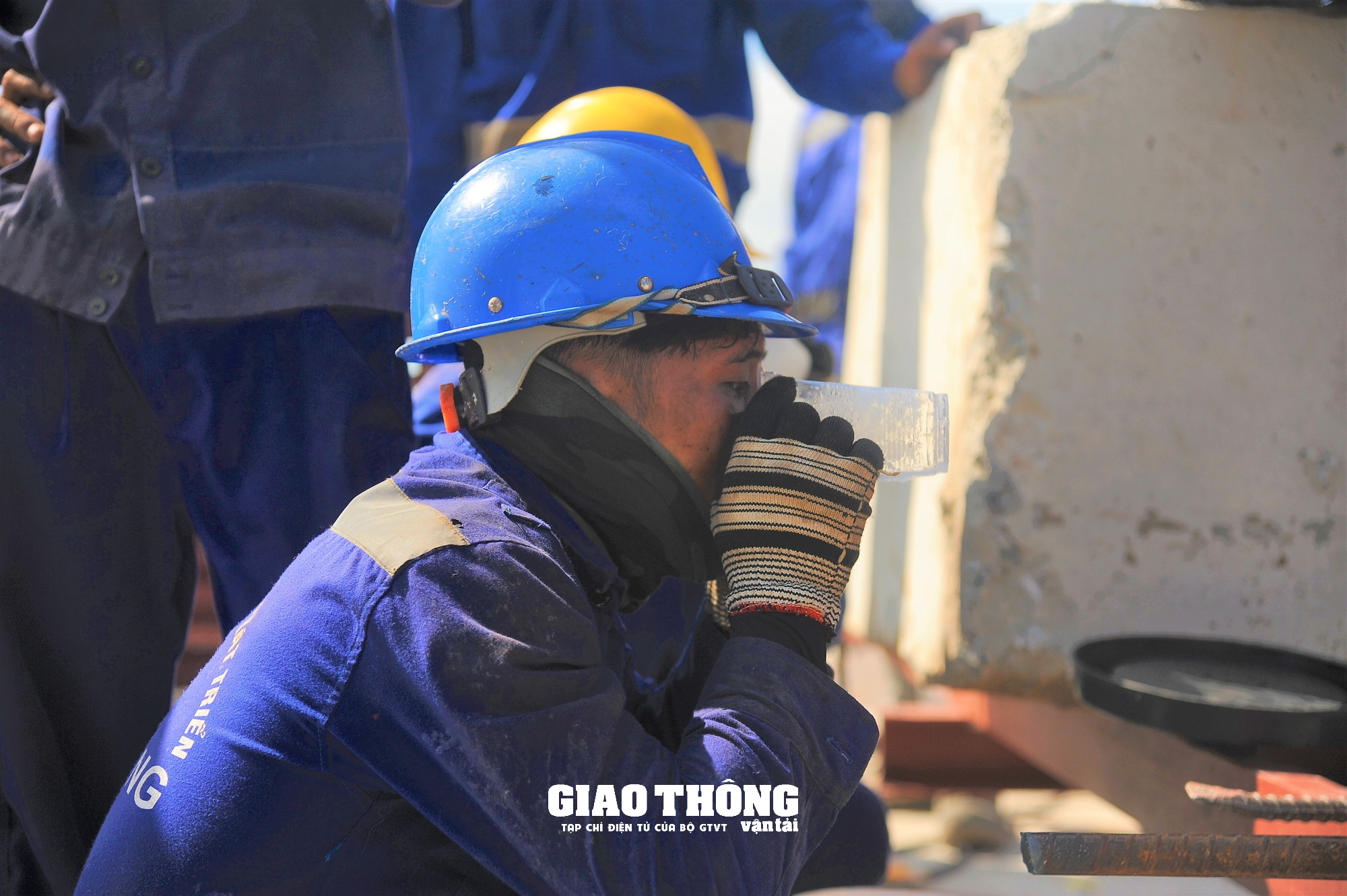 Đội nắng gắt, đẩy nhanh tiến độ dự án tuyến đường ven biển Dung Quất - Sa Huỳnh - Ảnh 5.