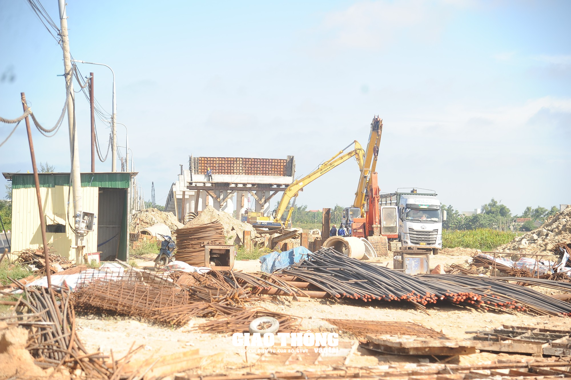 Đội nắng gắt, đẩy nhanh tiến độ dự án tuyến đường ven biển Dung Quất - Sa Huỳnh - Ảnh 6.