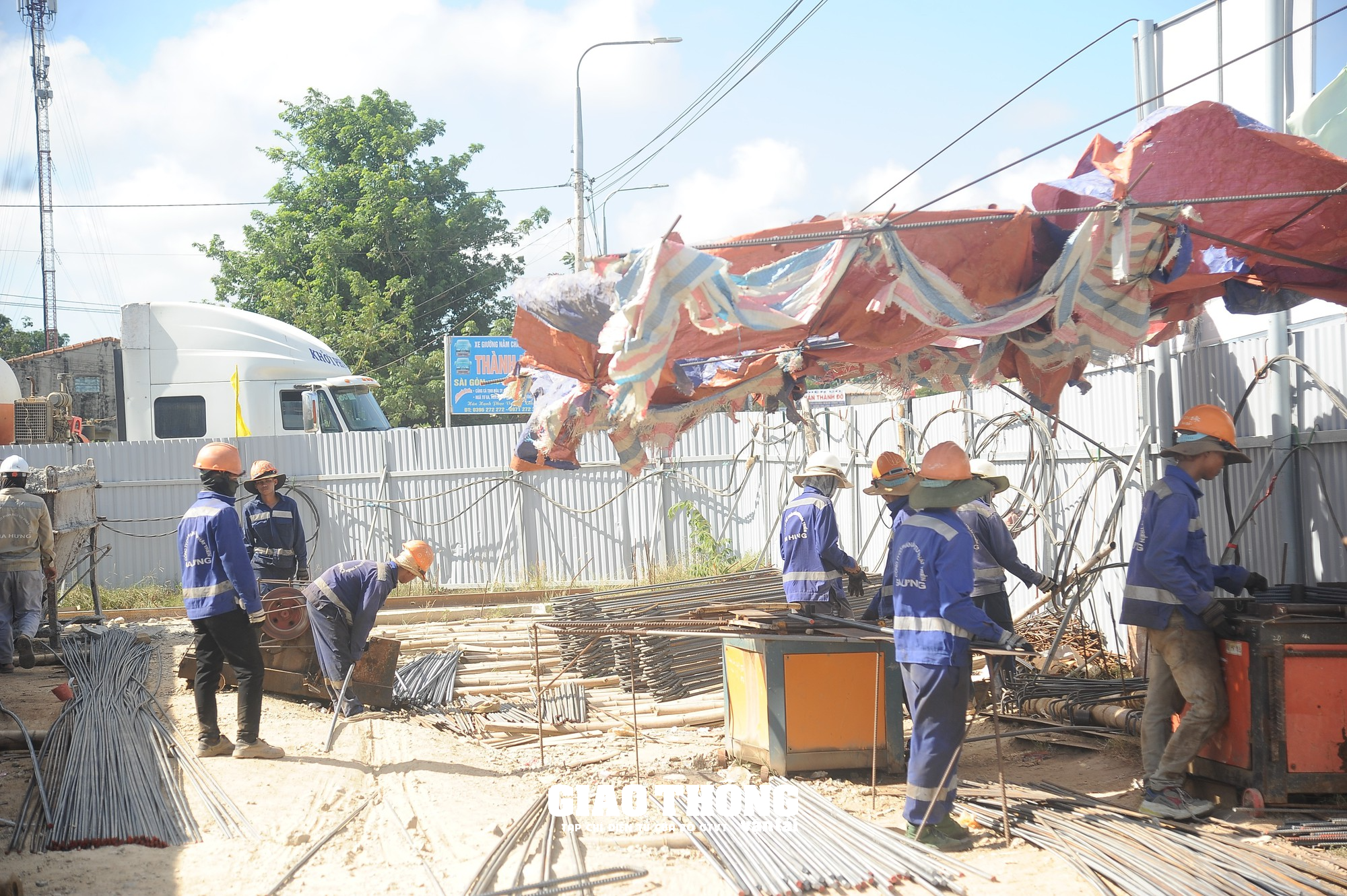 Đội nắng gắt, đẩy nhanh tiến độ dự án tuyến đường ven biển Dung Quất - Sa Huỳnh - Ảnh 7.