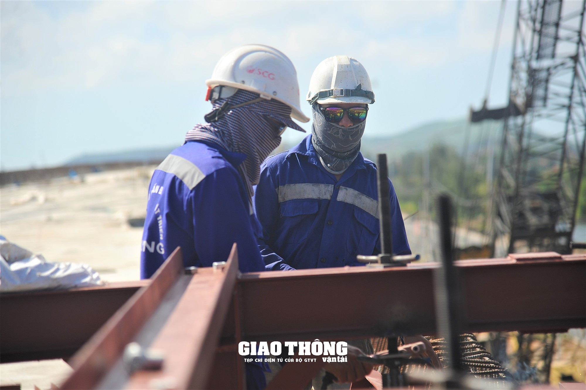 Đội nắng gắt, đẩy nhanh tiến độ dự án tuyến đường ven biển Dung Quất - Sa Huỳnh - Ảnh 8.