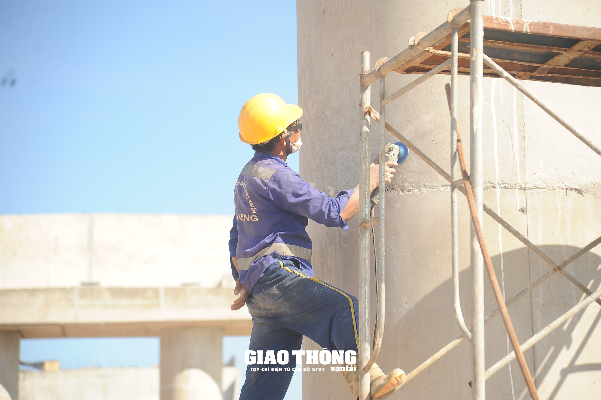 Đội nắng gắt, đẩy nhanh tiến độ dự án tuyến đường ven biển Dung Quất - Sa Huỳnh - Ảnh 9.