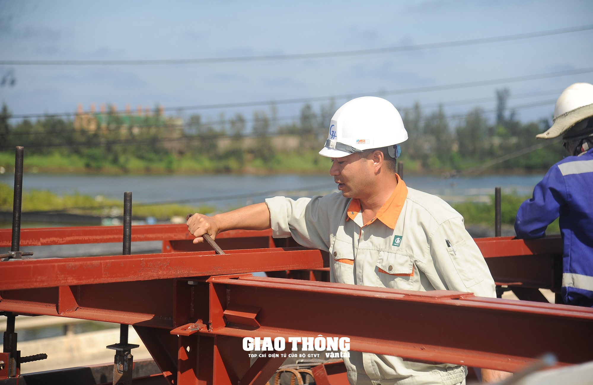 Đội nắng gắt, đẩy nhanh tiến độ dự án tuyến đường ven biển Dung Quất - Sa Huỳnh - Ảnh 10.