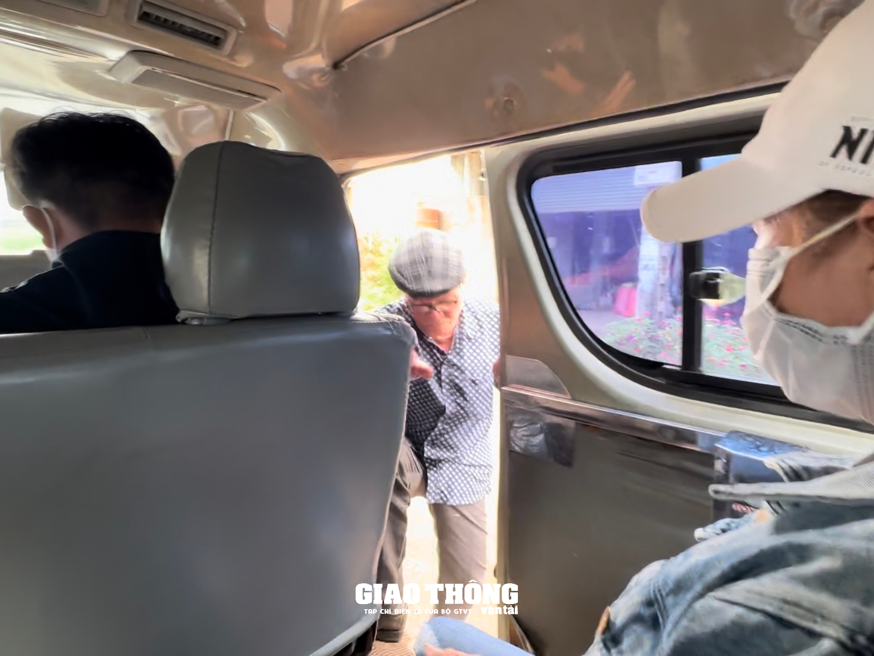 Loạn xe hợp đồng trá hình, xe dù bến cóc ở Đắk Lắk - Ảnh 12. Loạn xe hợp đồng trá hình, xe dù bến cóc ở Đắk Lắk - Ảnh 12.