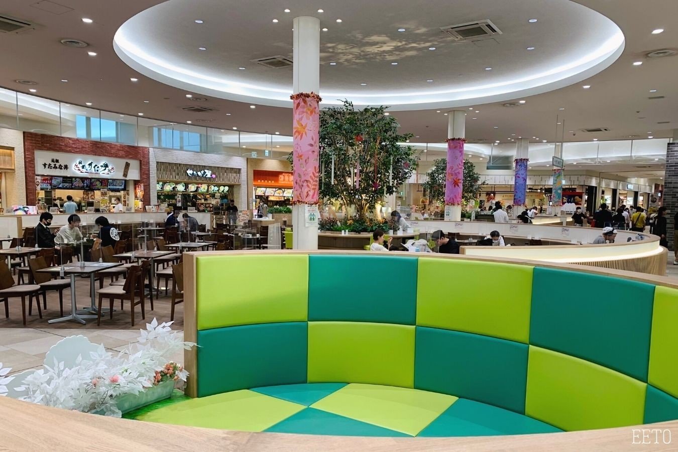 Khu vực vui chơi dành cho trẻ em đặt ngay tại cửa ra vào ở một trạm dừng nghỉ tại Nhật Bản