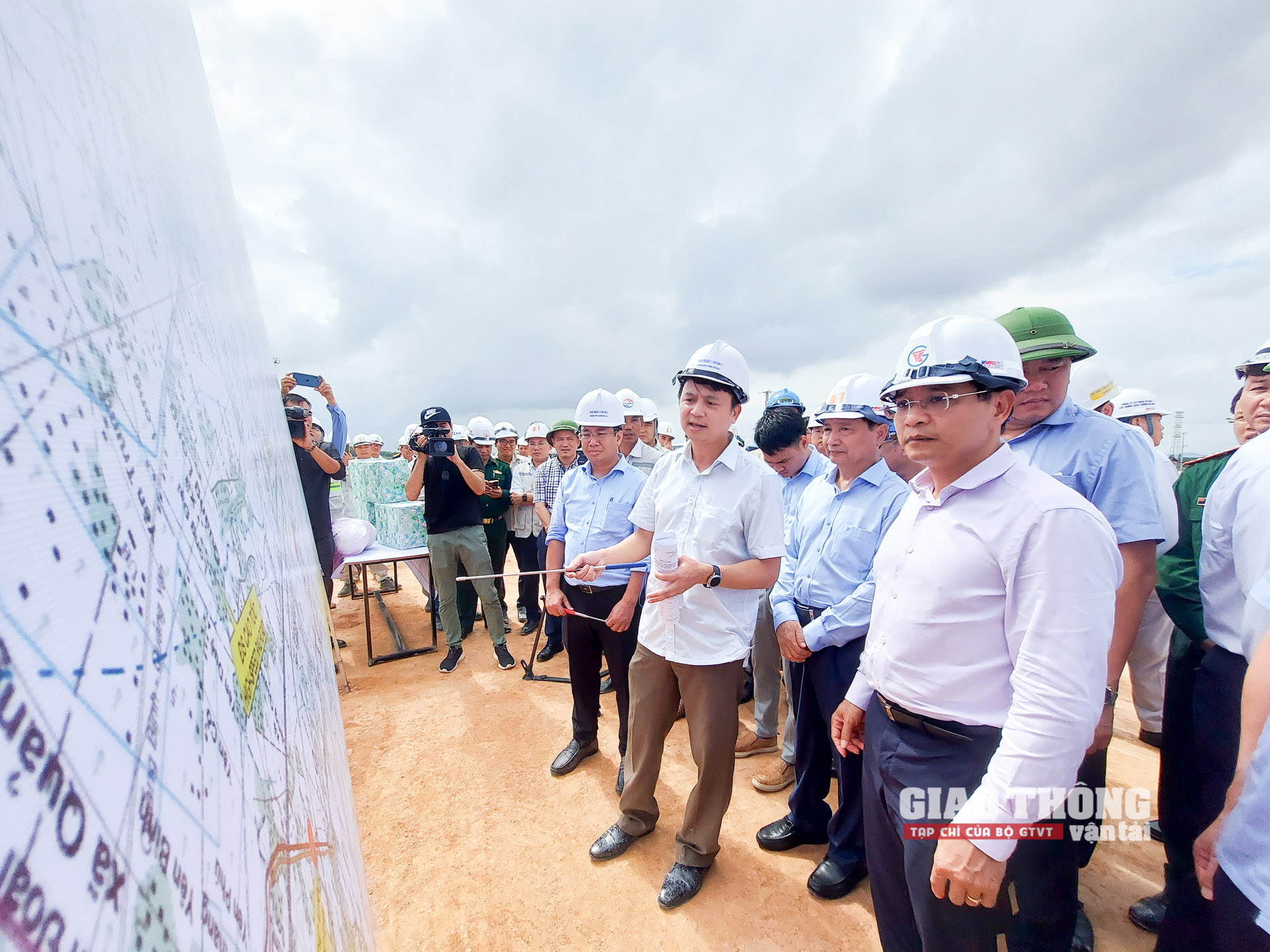 Các chủ đầu tư phải tập trung hoàn thành 4 cao tốc trong năm 2023 - Ảnh 1.