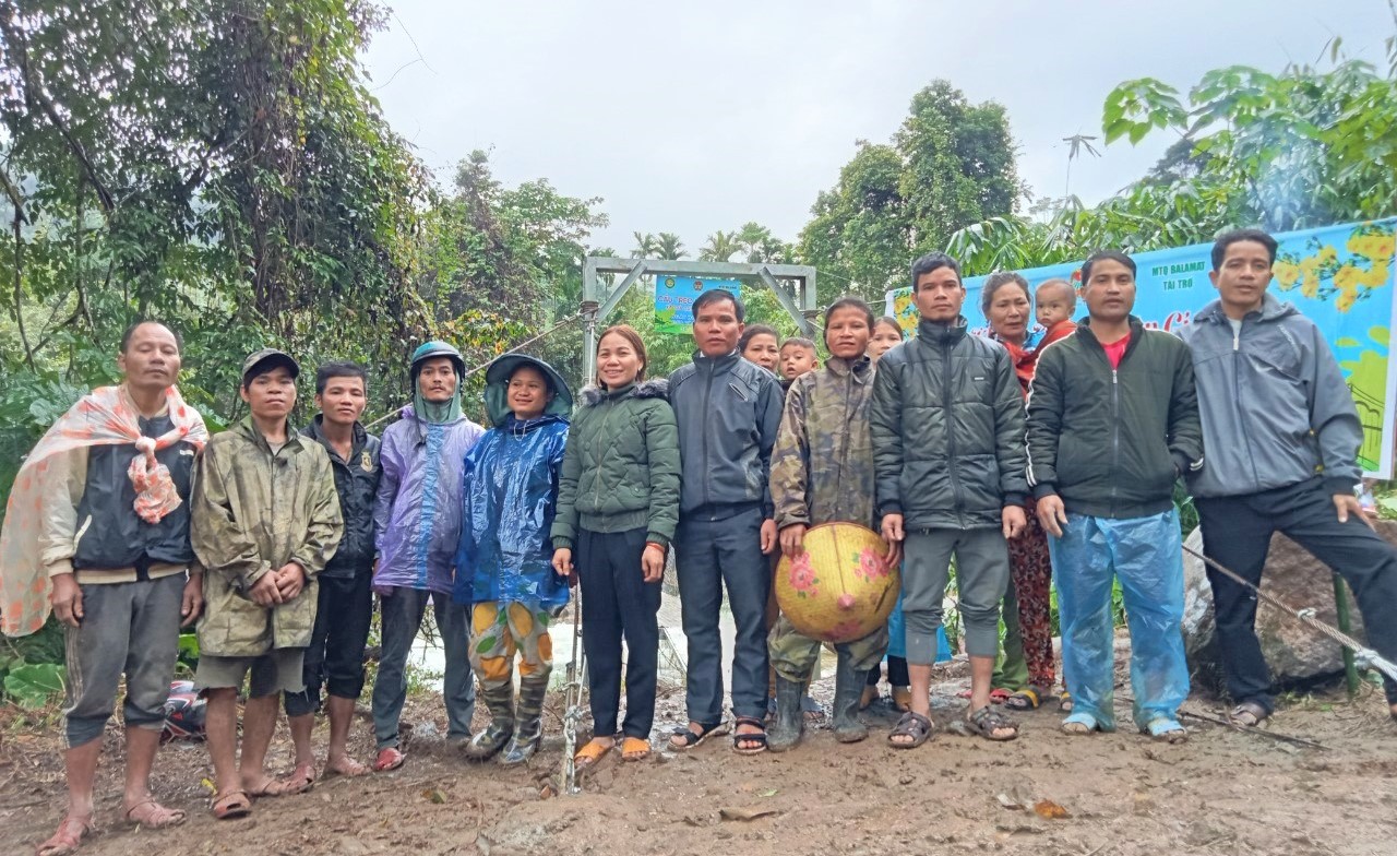 Người dân hợp sức 'cõng' vật liệu xây cầu treo ở Quảng Nam - Ảnh 11.