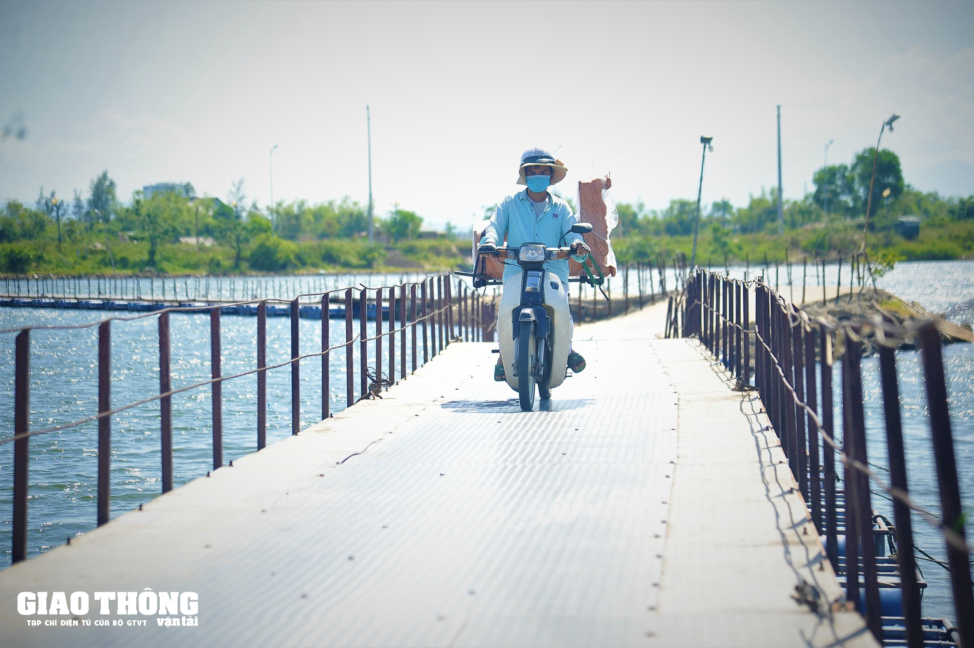 Năm nông dân xây cầu phao bắc qua sông Thạch Hãn - Ảnh 3. Năm nông dân xây cầu phao bắc qua sông Thạch Hãn - Ảnh 3.