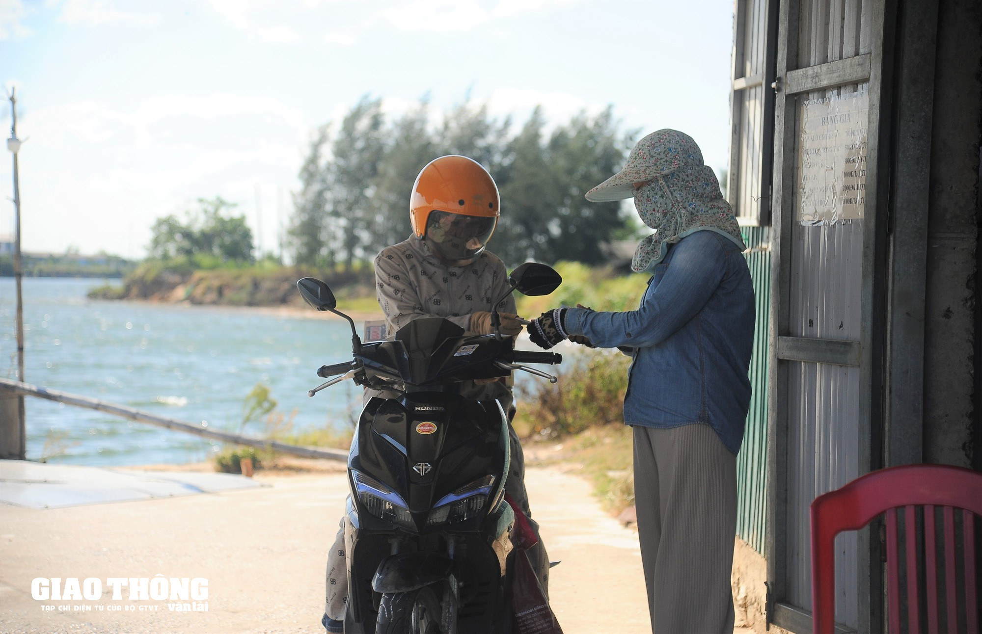 Năm nông dân xây cầu phao bắc qua sông Thạch Hãn - Ảnh 4. Năm nông dân xây cầu phao bắc qua sông Thạch Hãn - Ảnh 4.