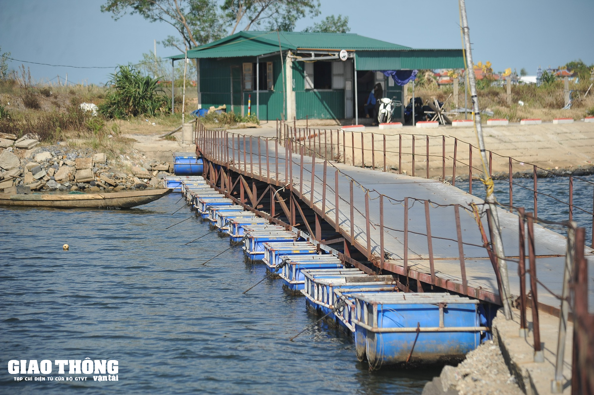 Năm nông dân xây cầu phao bắc qua sông Thạch Hãn - Ảnh 5. Năm nông dân xây cầu phao bắc qua sông Thạch Hãn - Ảnh 5.