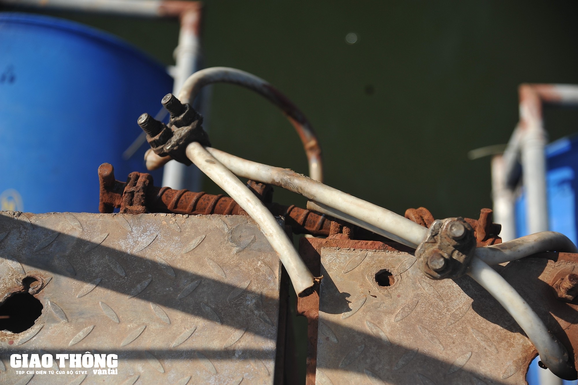 Năm nông dân xây cầu phao bắc qua sông Thạch Hãn - Ảnh 8. Năm nông dân xây cầu phao bắc qua sông Thạch Hãn - Ảnh 8.