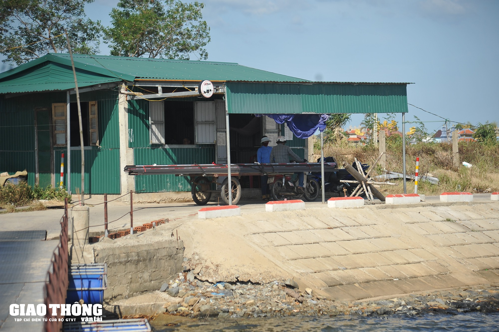 Năm nông dân xây cầu phao bắc qua sông Thạch Hãn - Ảnh 9. Năm nông dân xây cầu phao bắc qua sông Thạch Hãn - Ảnh 9.