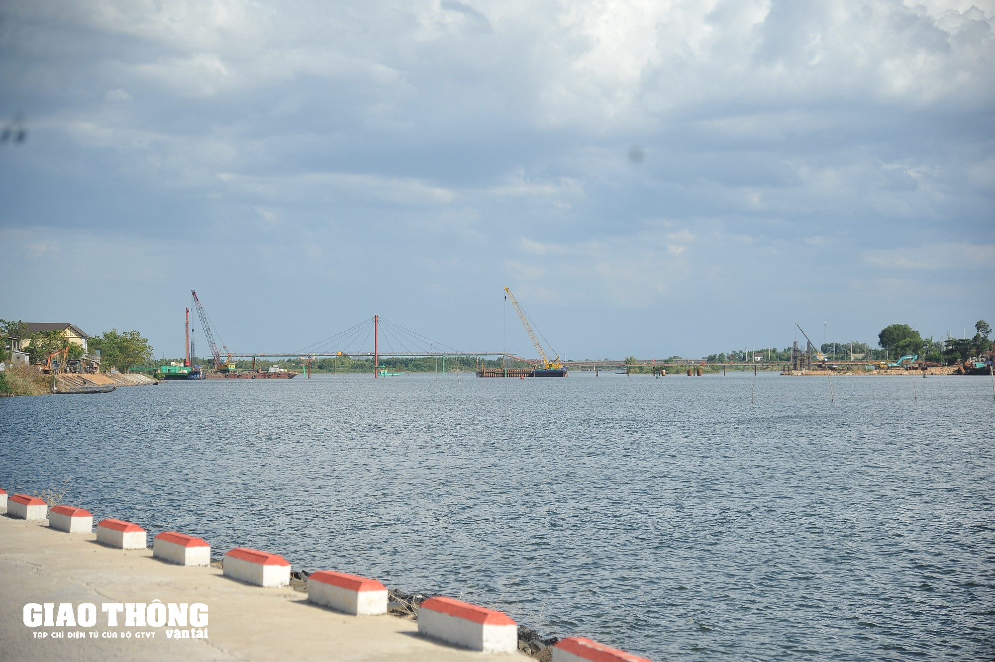 Năm nông dân xây cầu phao bắc qua sông Thạch Hãn - Ảnh 11. Năm nông dân xây cầu phao bắc qua sông Thạch Hãn - Ảnh 11.