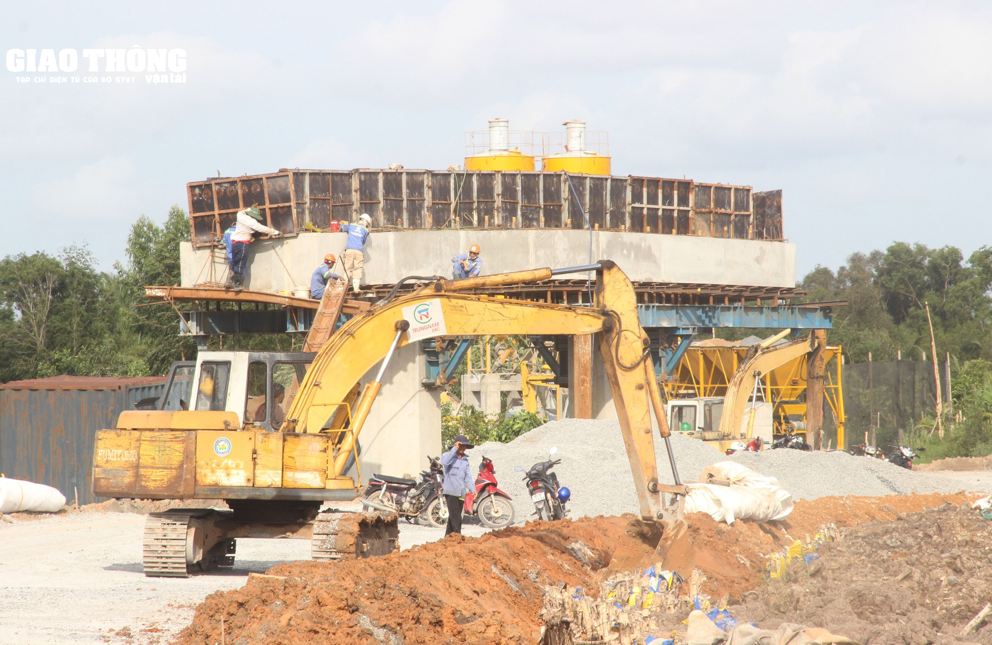 Dự án cao tốc Hậu Giang - Cà Mau chậm tiến độ do thiếu nguồn cát đắp - Ảnh 12.