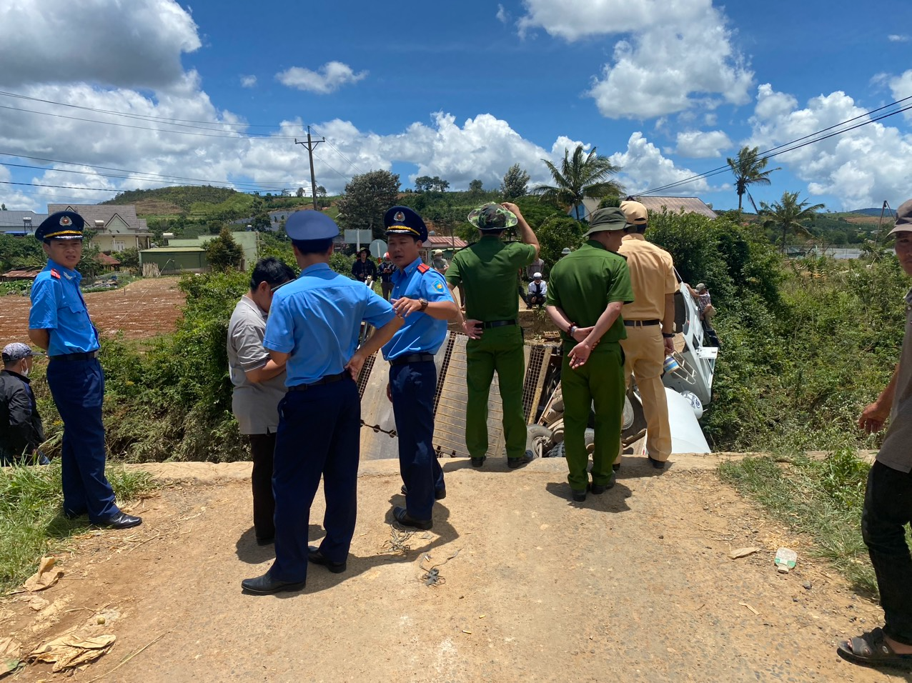 Xe bồn làm sập cầu 10 tấn ở Lâm Đồng - Ảnh 2. Xe bồn làm sập cầu 10 tấn ở Lâm Đồng - Ảnh 2.