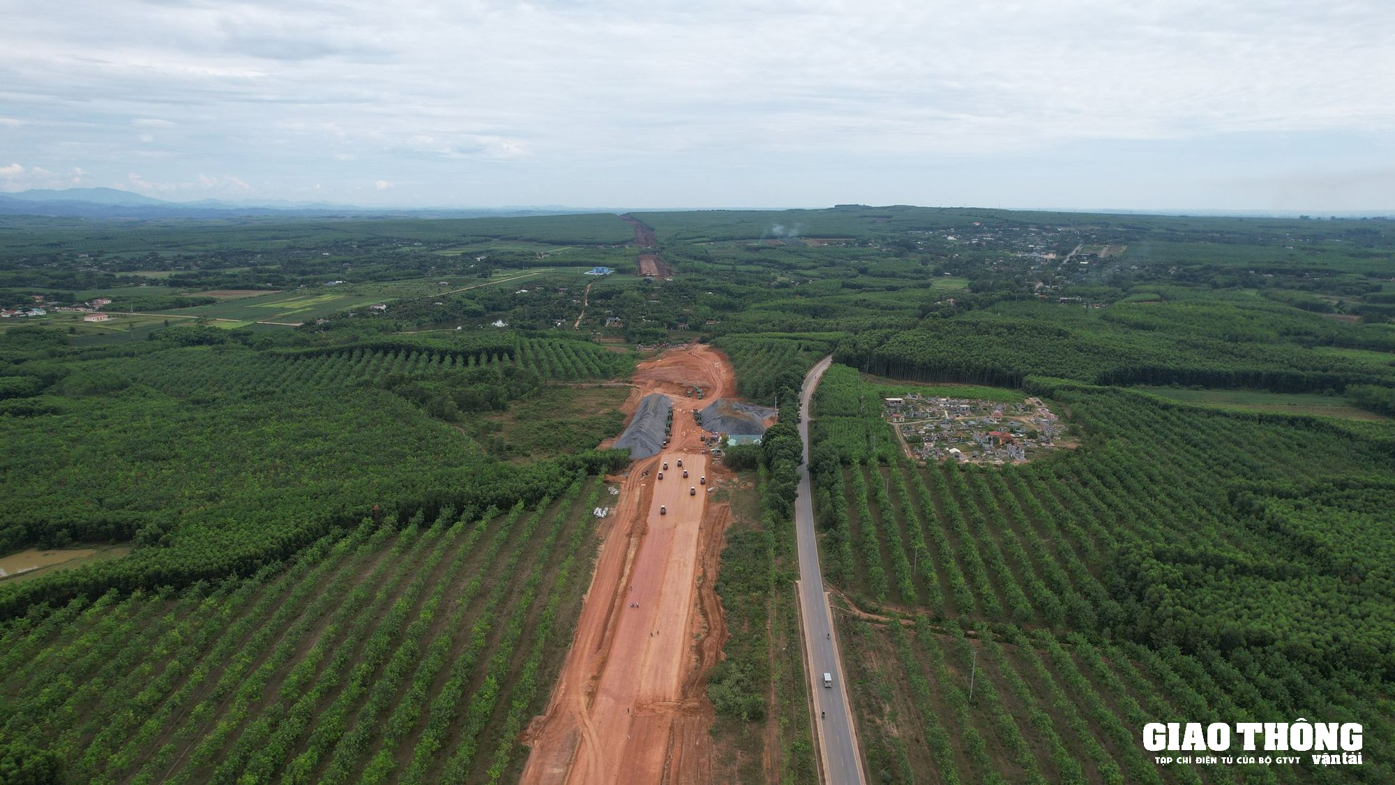 Đẩy nhanh tiên độ cao tốc Vạn Ninh - Cam Lộ đoạn qua Quảng Trị - Ảnh 7. Đẩy nhanh tiên độ cao tốc Vạn Ninh - Cam Lộ đoạn qua Quảng Trị - Ảnh 7.