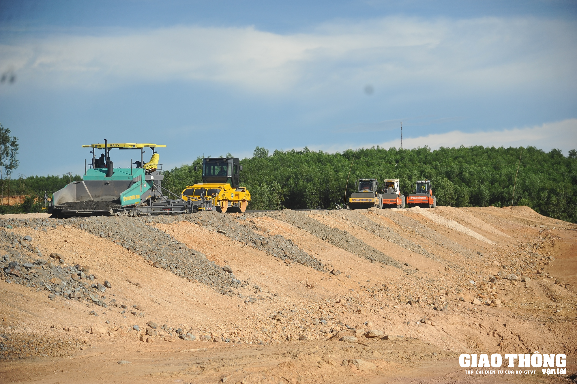 Đẩy nhanh tiên độ cao tốc Vạn Ninh - Cam Lộ đoạn qua Quảng Trị - Ảnh 8. Đẩy nhanh tiên độ cao tốc Vạn Ninh - Cam Lộ đoạn qua Quảng Trị - Ảnh 8.