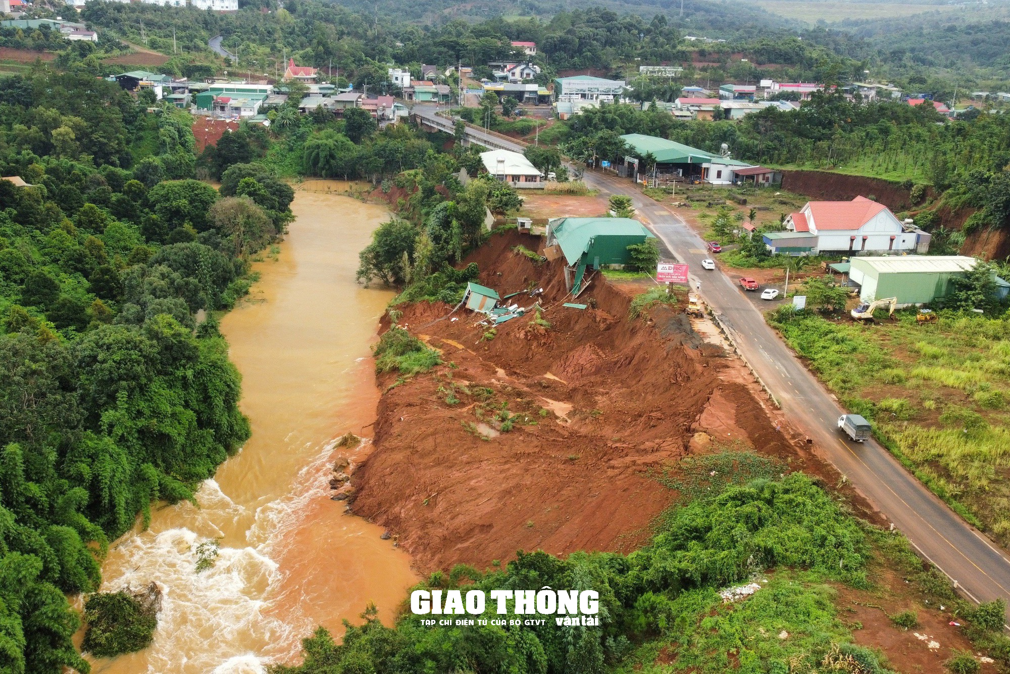 Cận cảnh sạt lở nghiêm trọng đường tránh Gia Nghĩa ở Đắk Nông - Ảnh 1. Cận cảnh sạt lở nghiêm trọng đường tránh Gia Nghĩa ở Đắk Nông - Ảnh 1.