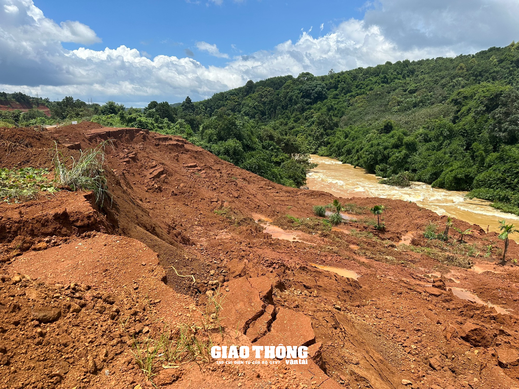 Cận cảnh sạt lở nghiêm trọng đường tránh Gia Nghĩa ở Đắk Nông - Ảnh 2. Cận cảnh sạt lở nghiêm trọng đường tránh Gia Nghĩa ở Đắk Nông - Ảnh 2.