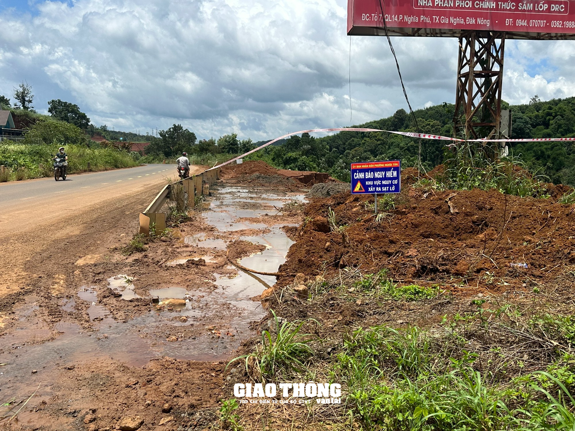 Cận cảnh sạt lở nghiêm trọng đường tránh Gia Nghĩa ở Đắk Nông - Ảnh 5. Cận cảnh sạt lở nghiêm trọng đường tránh Gia Nghĩa ở Đắk Nông - Ảnh 5.