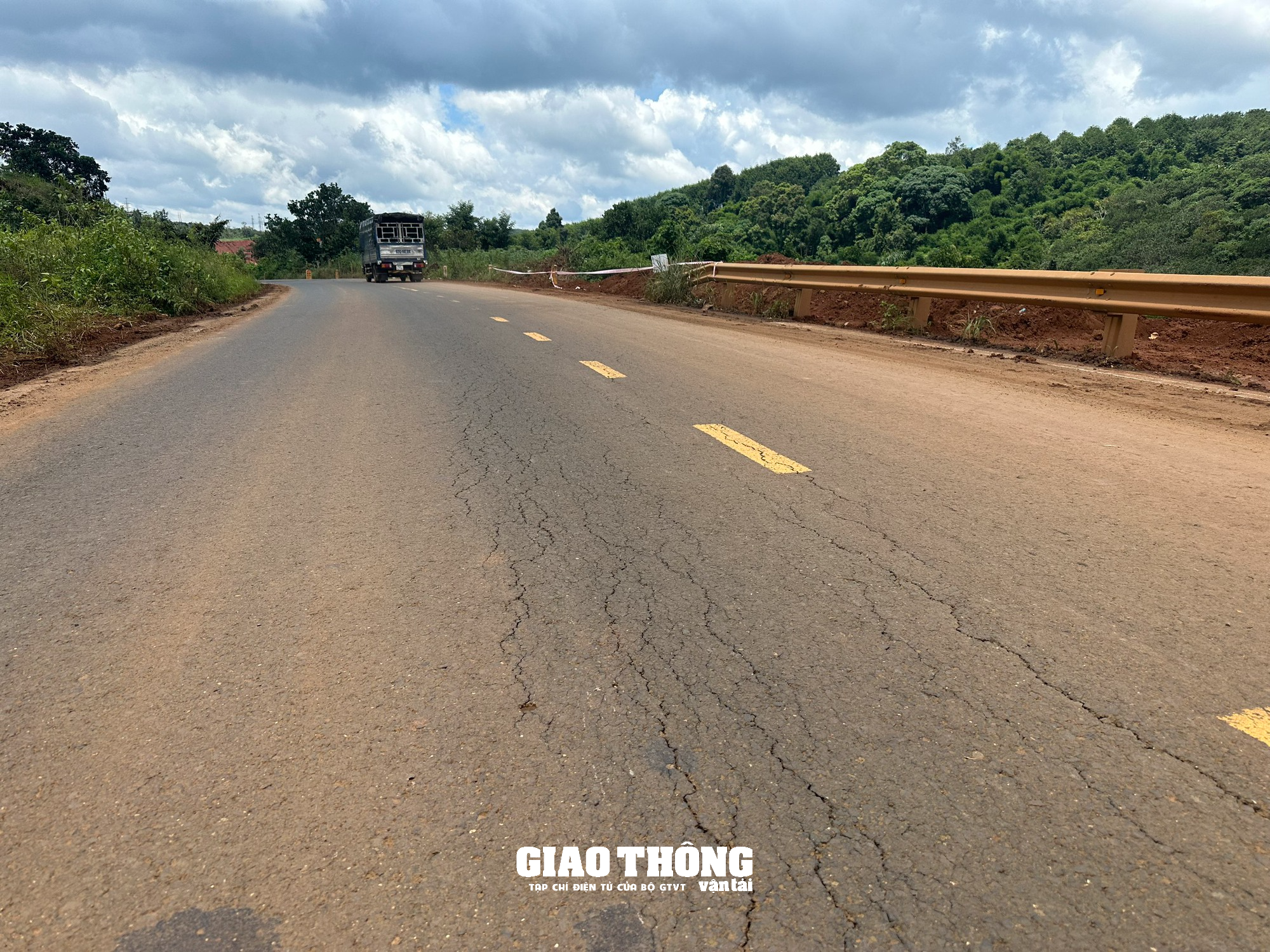 Cận cảnh sạt lở nghiêm trọng đường tránh Gia Nghĩa ở Đắk Nông - Ảnh 6. Cận cảnh sạt lở nghiêm trọng đường tránh Gia Nghĩa ở Đắk Nông - Ảnh 6.