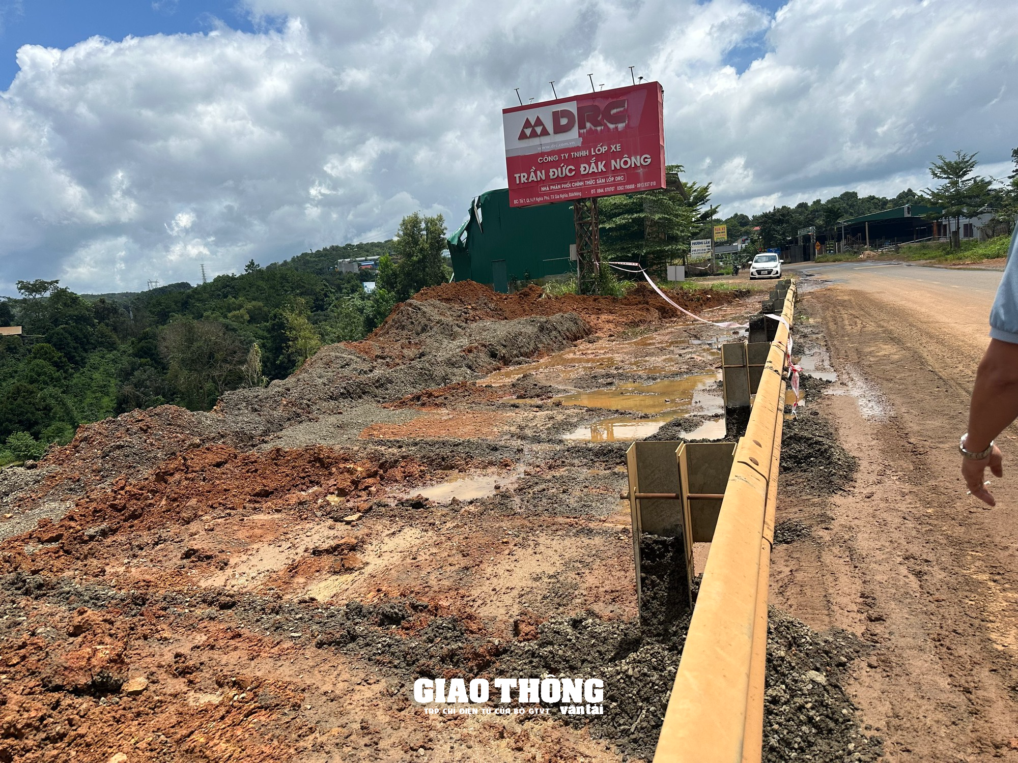 Cận cảnh sạt lở nghiêm trọng đường tránh Gia Nghĩa ở Đắk Nông - Ảnh 7. Cận cảnh sạt lở nghiêm trọng đường tránh Gia Nghĩa ở Đắk Nông - Ảnh 7.