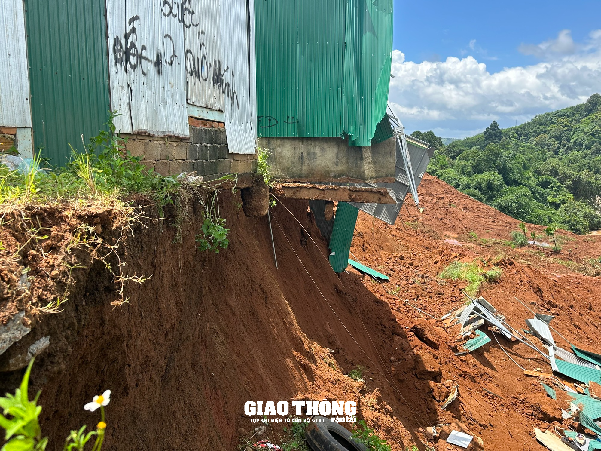 Cận cảnh sạt lở nghiêm trọng đường tránh Gia Nghĩa ở Đắk Nông - Ảnh 8. Cận cảnh sạt lở nghiêm trọng đường tránh Gia Nghĩa ở Đắk Nông - Ảnh 8.