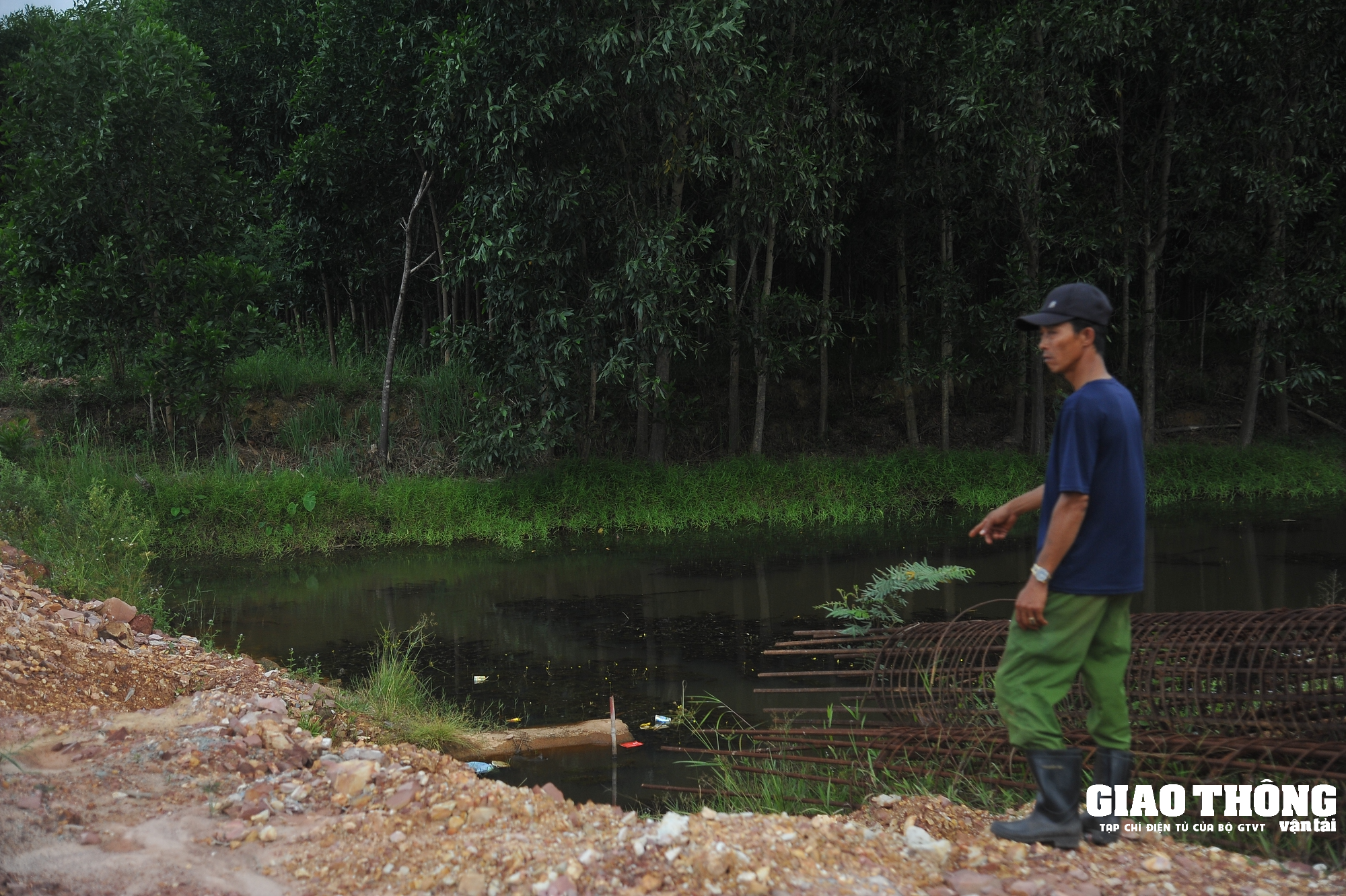 Công trình đường giao thông tiền tỷ ở Quảng Trị thi công ì ạch: Nhà thầu 'bật mí' nguyên nhân? - Ảnh 3. Công trình đường giao thông tiền tỷ ở Quảng Trị thi công ì ạch: Nhà thầu 'bật mí' nguyên nhân? - Ảnh 3.