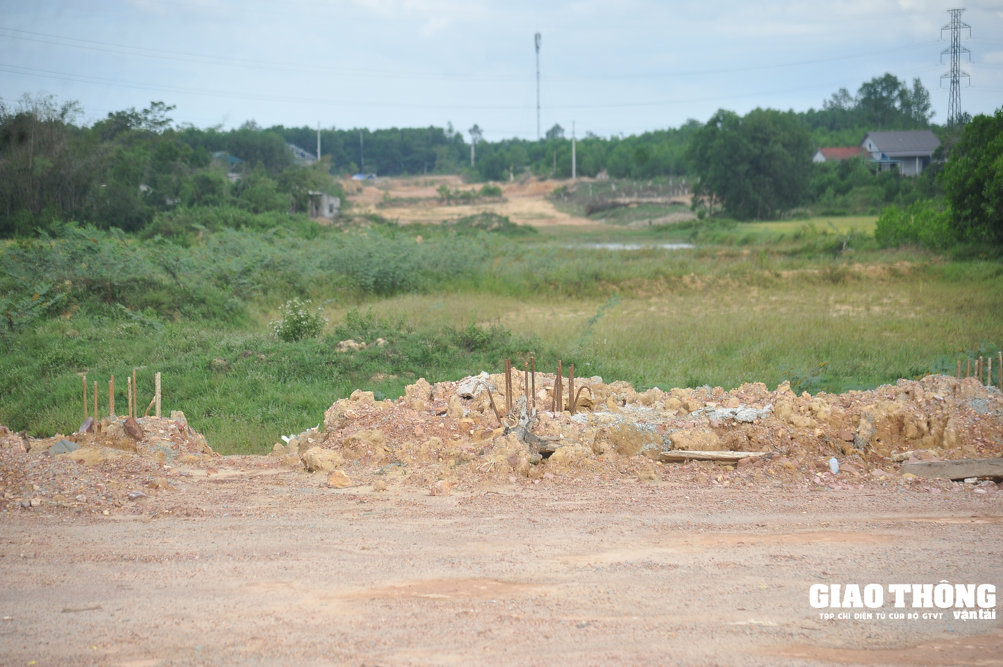 Công trình đường tiền tỷ ở Quảng Trị thi công ì ạch, chậm tiến độ: Nhà thầu thi công nói gì? - Ảnh 4. Công trình đường tiền tỷ ở Quảng Trị thi công ì ạch, chậm tiến độ: Nhà thầu thi công nói gì? - Ảnh 4.