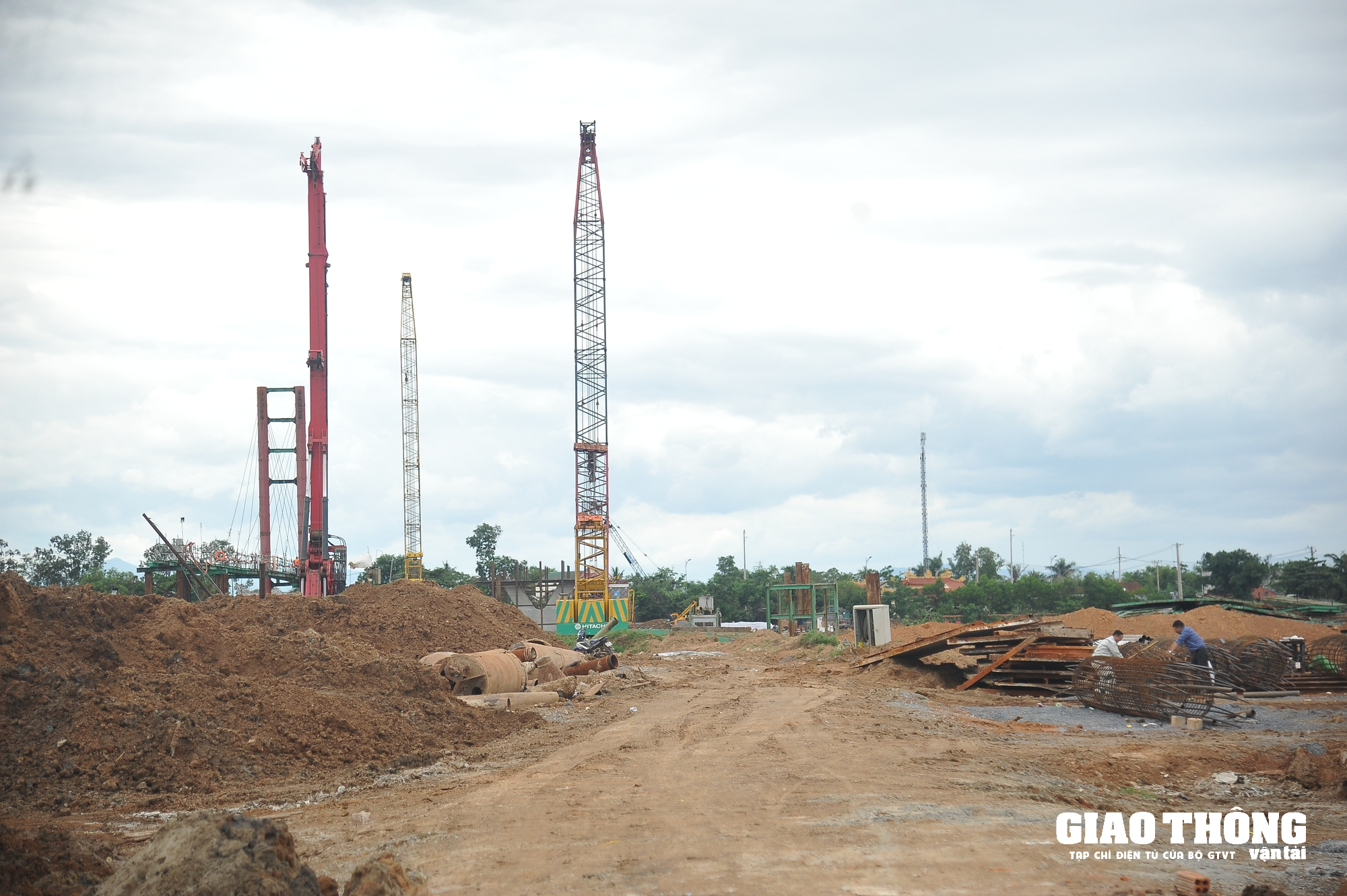 Nhộn nhịp trên công trường dự án cầu bắc qua sông Thạch Hãn - Ảnh 1. Nhộn nhịp trên công trường dự án cầu bắc qua sông Thạch Hãn - Ảnh 1.