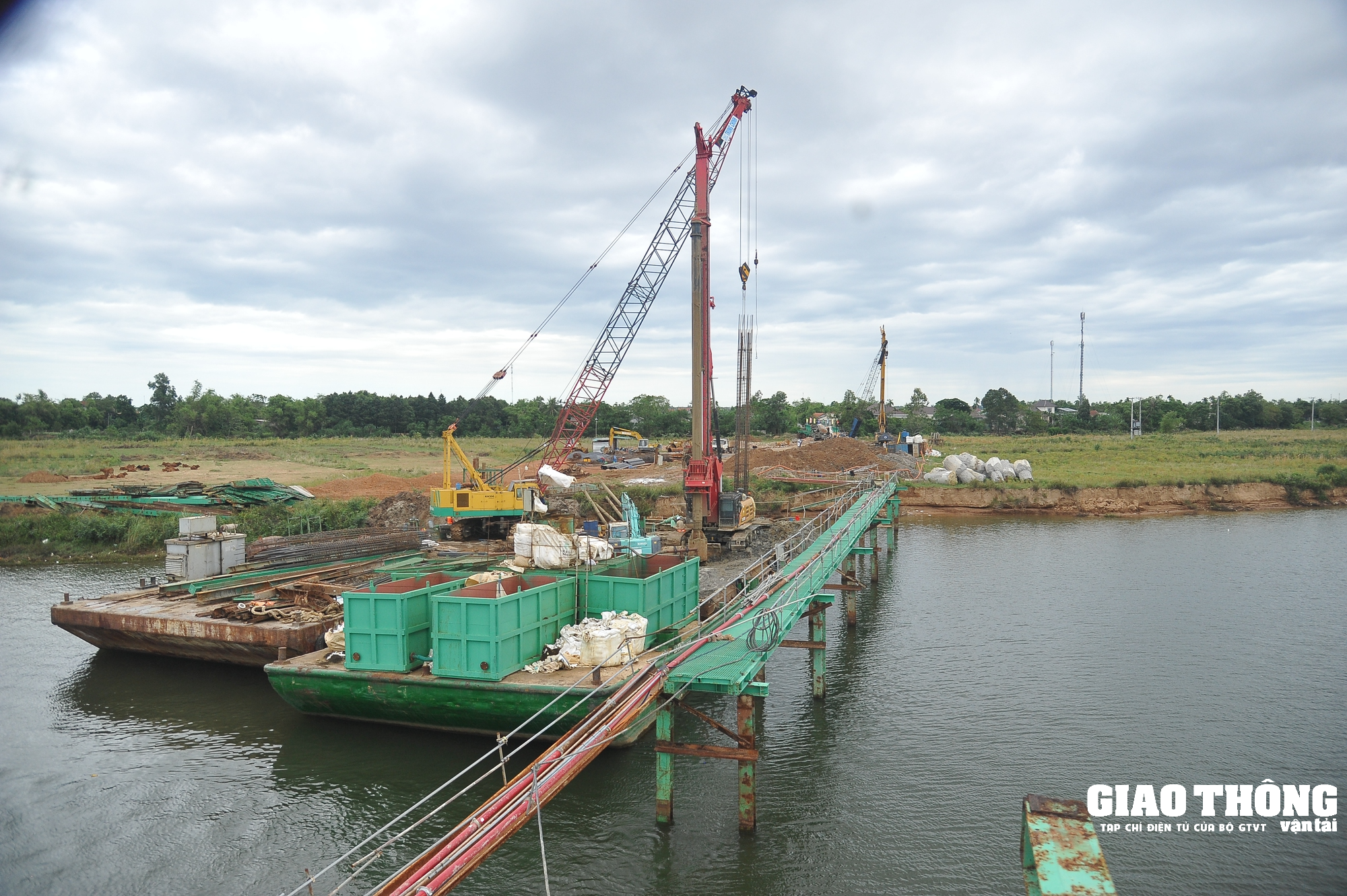 Nhộn nhịp trên công trường dự án cầu bắc qua sông Thạch Hãn - Ảnh 2. Nhộn nhịp trên công trường dự án cầu bắc qua sông Thạch Hãn - Ảnh 2.