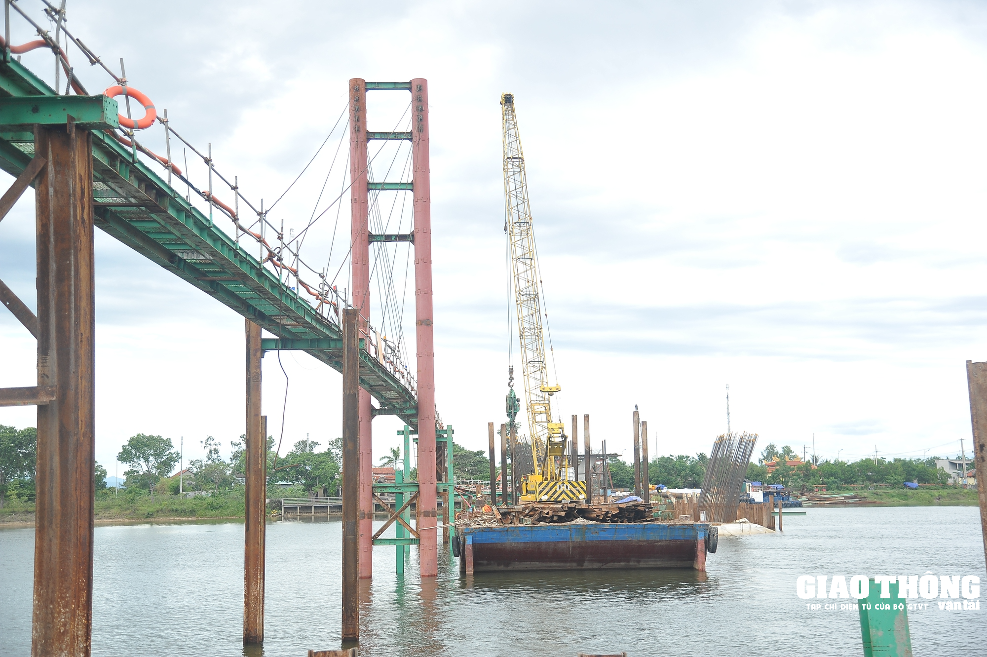 Nhộn nhịp trên công trường dự án cầu bắc qua sông Thạch Hãn - Ảnh 3. Nhộn nhịp trên công trường dự án cầu bắc qua sông Thạch Hãn - Ảnh 3.