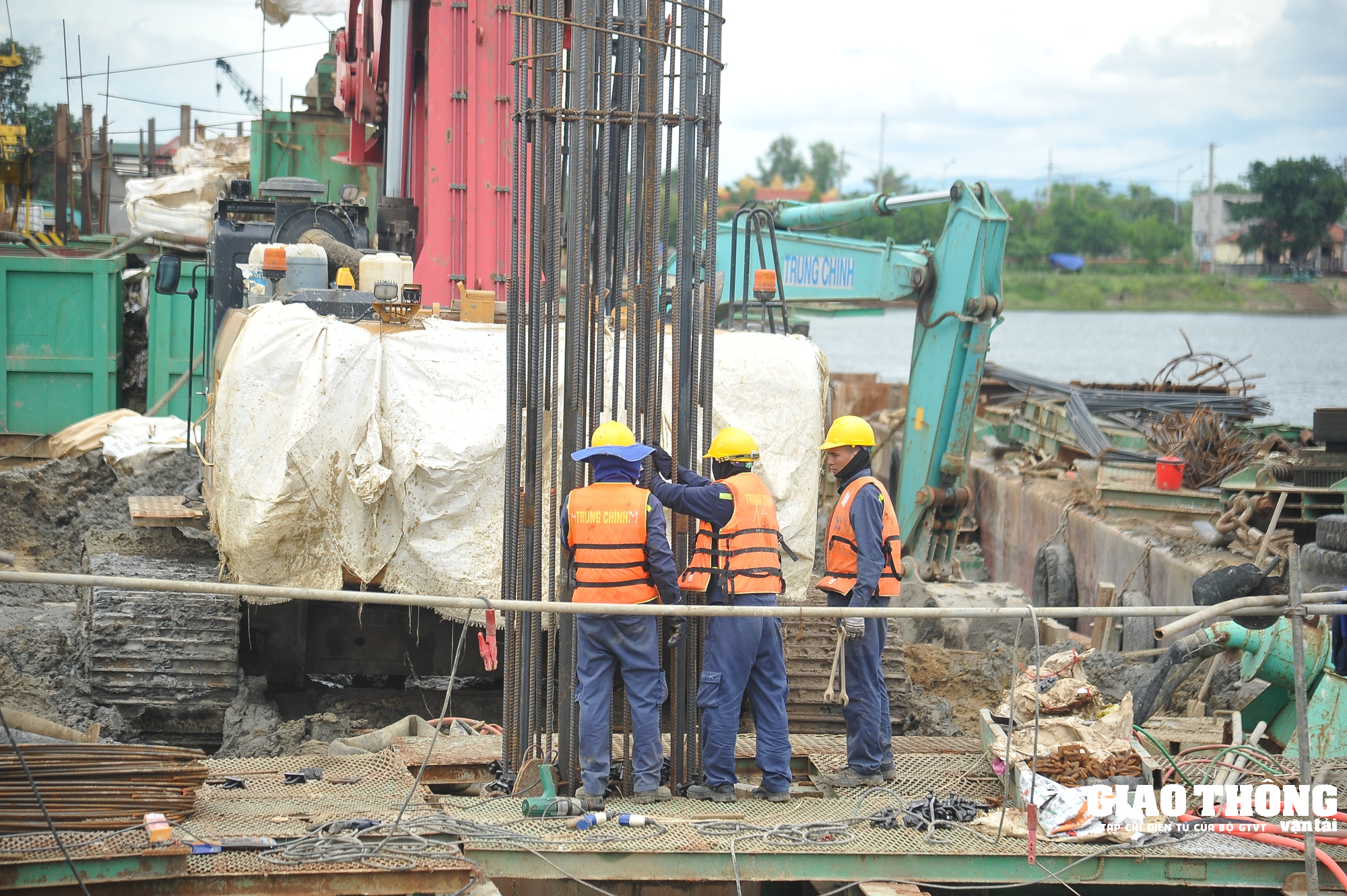 Nhộn nhịp trên công trường dự án cầu bắc qua sông Thạch Hãn - Ảnh 4. Nhộn nhịp trên công trường dự án cầu bắc qua sông Thạch Hãn - Ảnh 4.