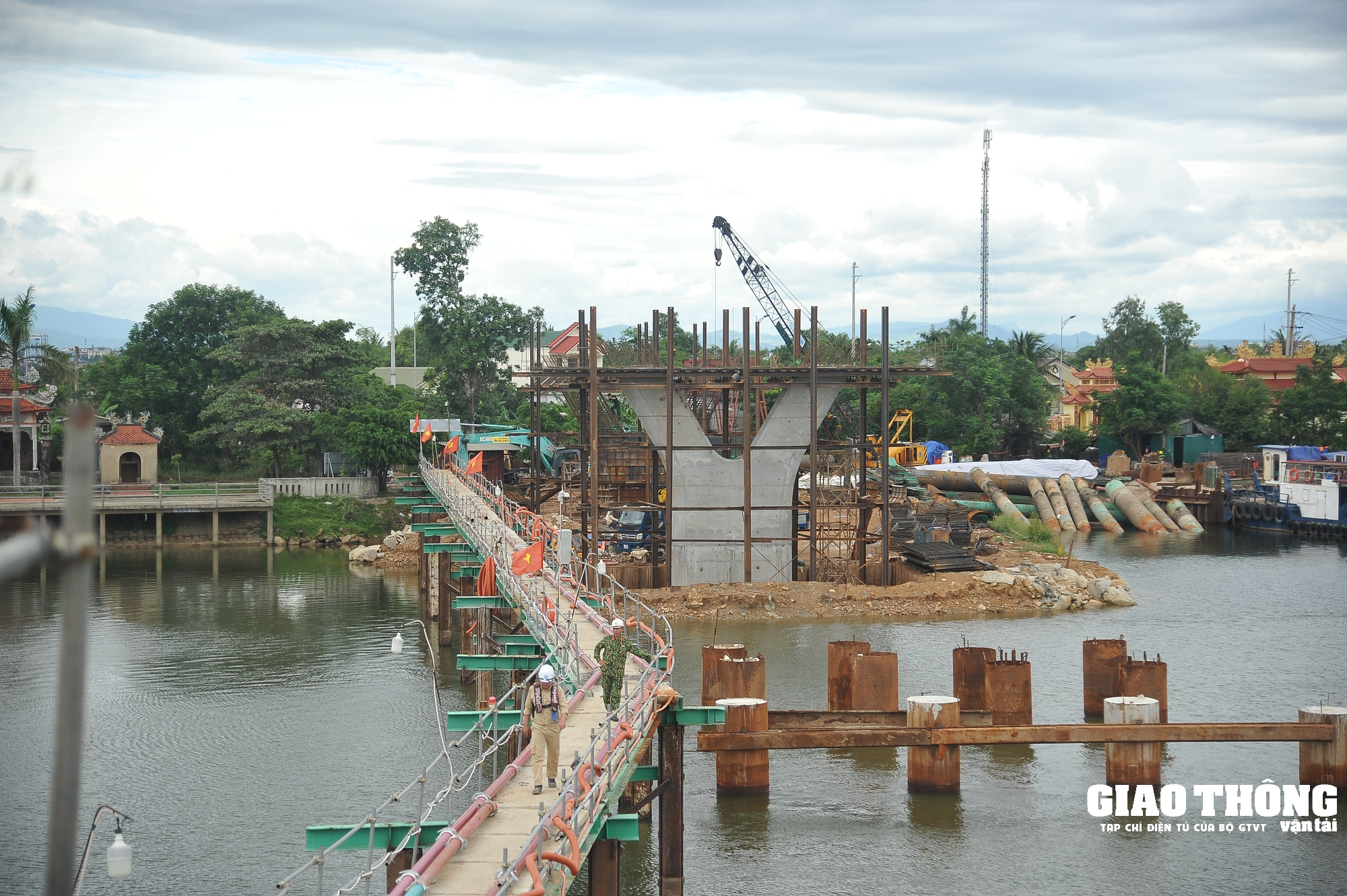 Nhộn nhịp trên công trường dự án cầu bắc qua sông Thạch Hãn - Ảnh 5. Nhộn nhịp trên công trường dự án cầu bắc qua sông Thạch Hãn - Ảnh 5.