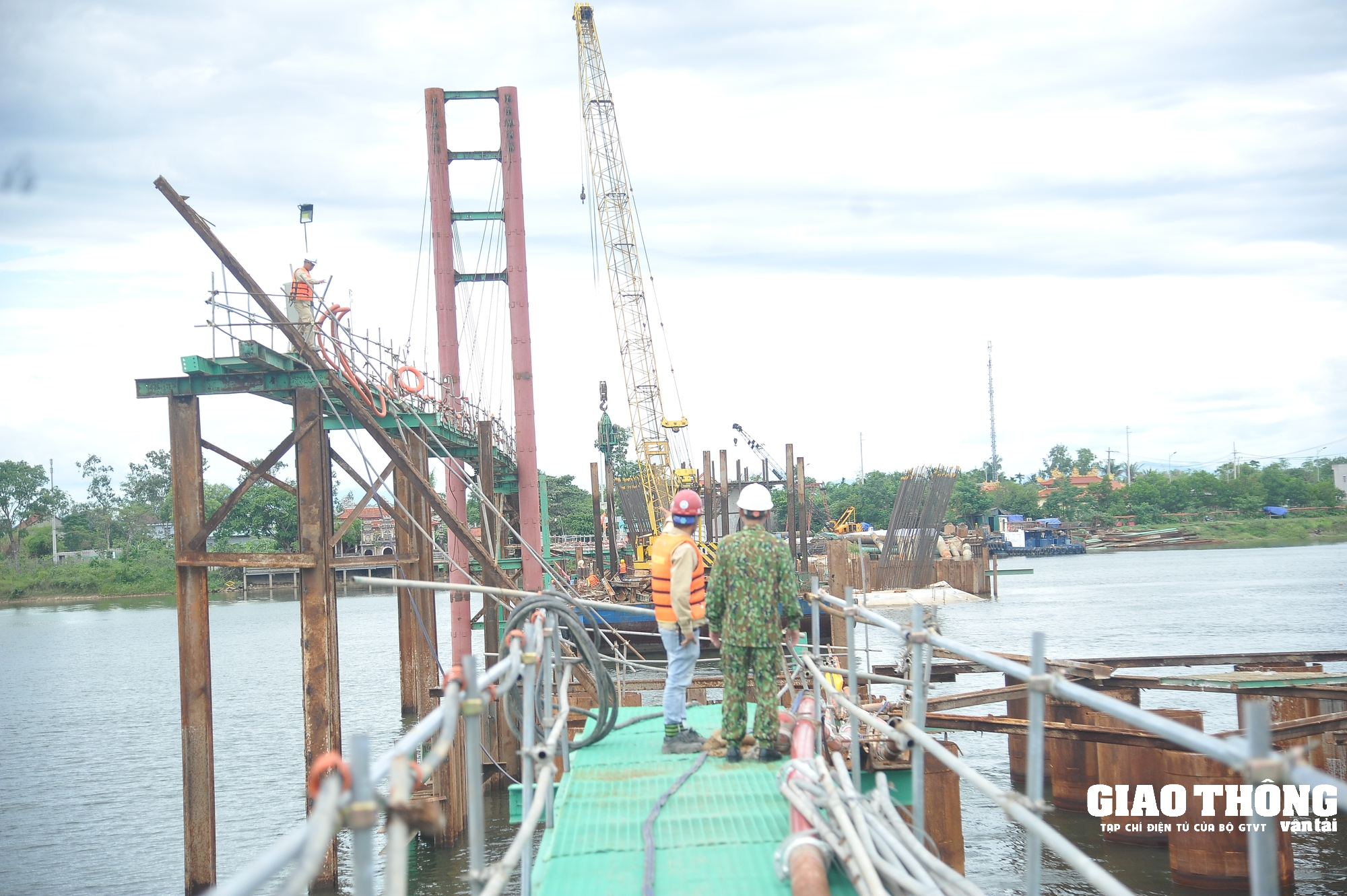 Nhộn nhịp trên công trường dự án cầu bắc qua sông Thạch Hãn - Ảnh 6. Nhộn nhịp trên công trường dự án cầu bắc qua sông Thạch Hãn - Ảnh 6.