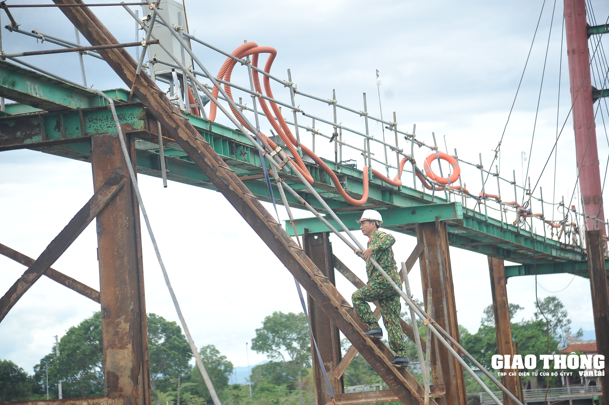 Nhộn nhịp trên công trường dự án cầu bắc qua sông Thạch Hãn - Ảnh 7. Nhộn nhịp trên công trường dự án cầu bắc qua sông Thạch Hãn - Ảnh 7.