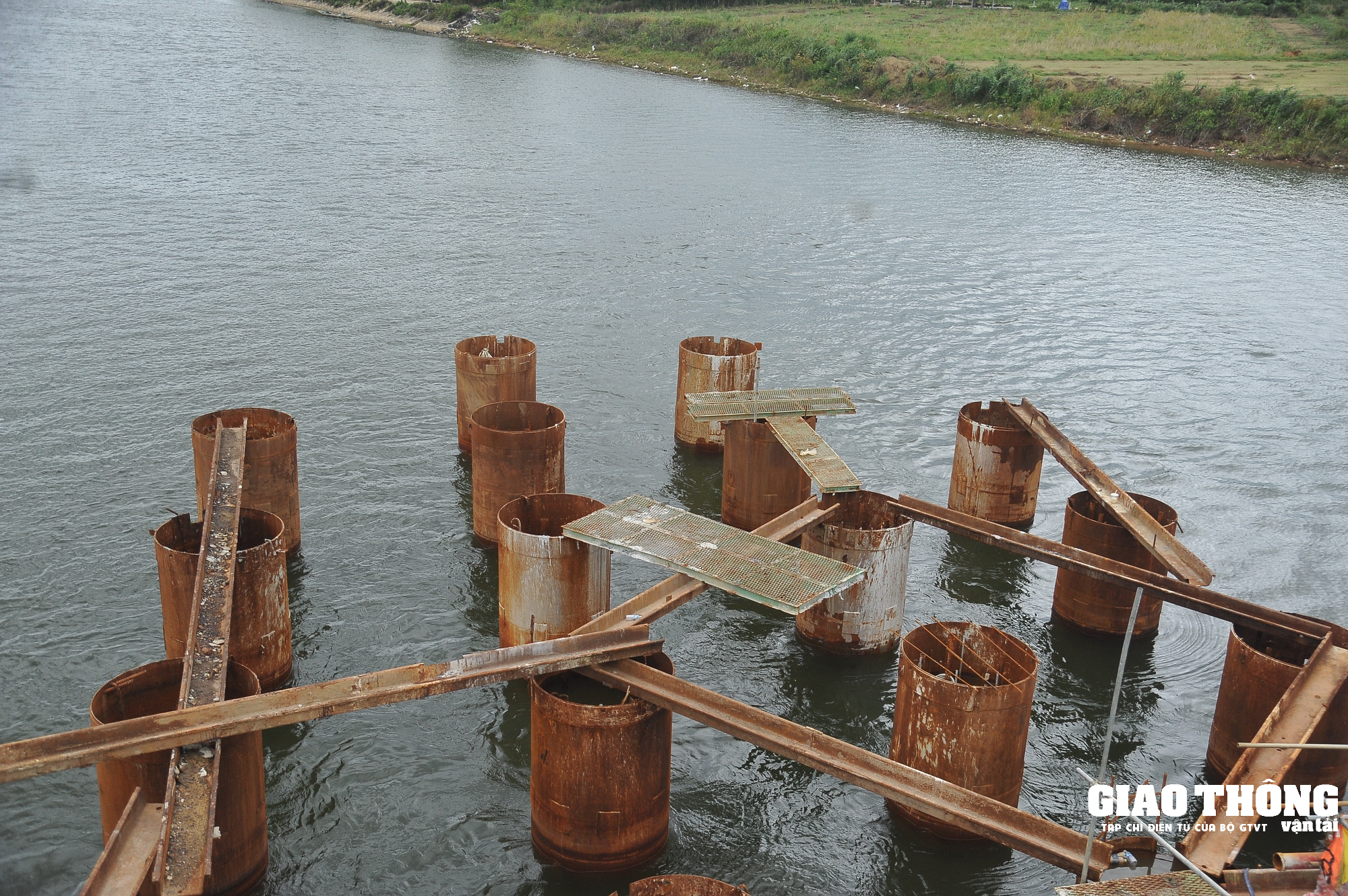 Nhộn nhịp trên công trường dự án cầu bắc qua sông Thạch Hãn - Ảnh 8. Nhộn nhịp trên công trường dự án cầu bắc qua sông Thạch Hãn - Ảnh 8.