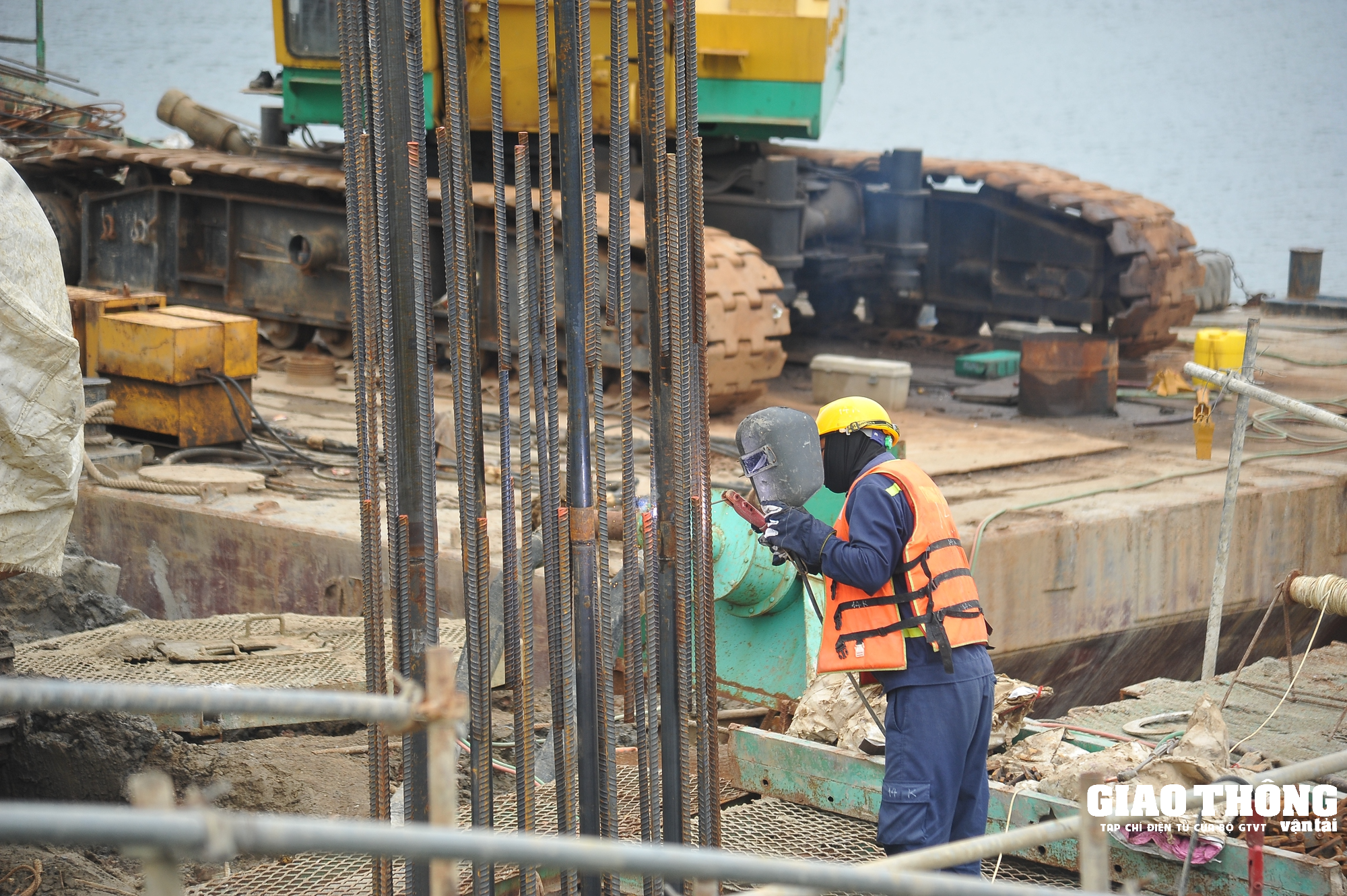 Nhộn nhịp trên công trường dự án cầu bắc qua sông Thạch Hãn - Ảnh 10. Nhộn nhịp trên công trường dự án cầu bắc qua sông Thạch Hãn - Ảnh 10.