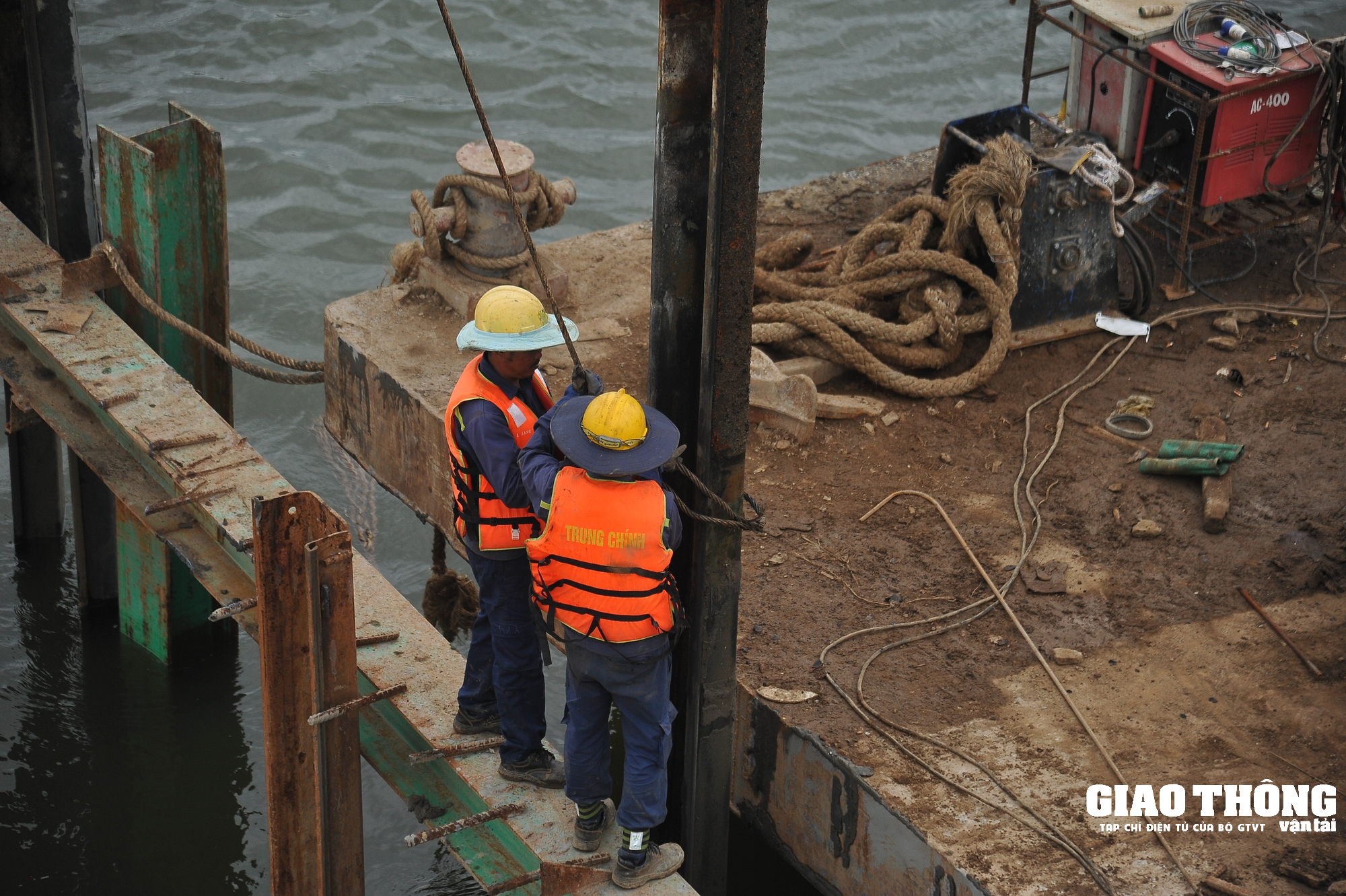 Nhộn nhịp trên công trường dự án cầu bắc qua sông Thạch Hãn - Ảnh 12. Nhộn nhịp trên công trường dự án cầu bắc qua sông Thạch Hãn - Ảnh 12.