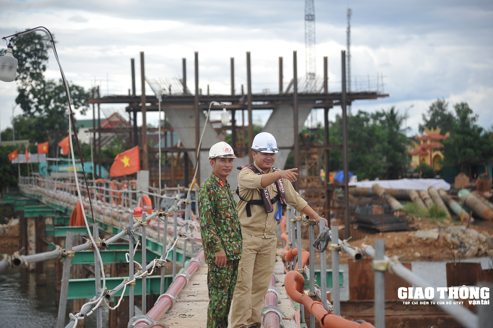 Nhộn nhịp trên công trường dự án cầu bắc qua sông Thạch Hãn - Ảnh 13. Nhộn nhịp trên công trường dự án cầu bắc qua sông Thạch Hãn - Ảnh 13.