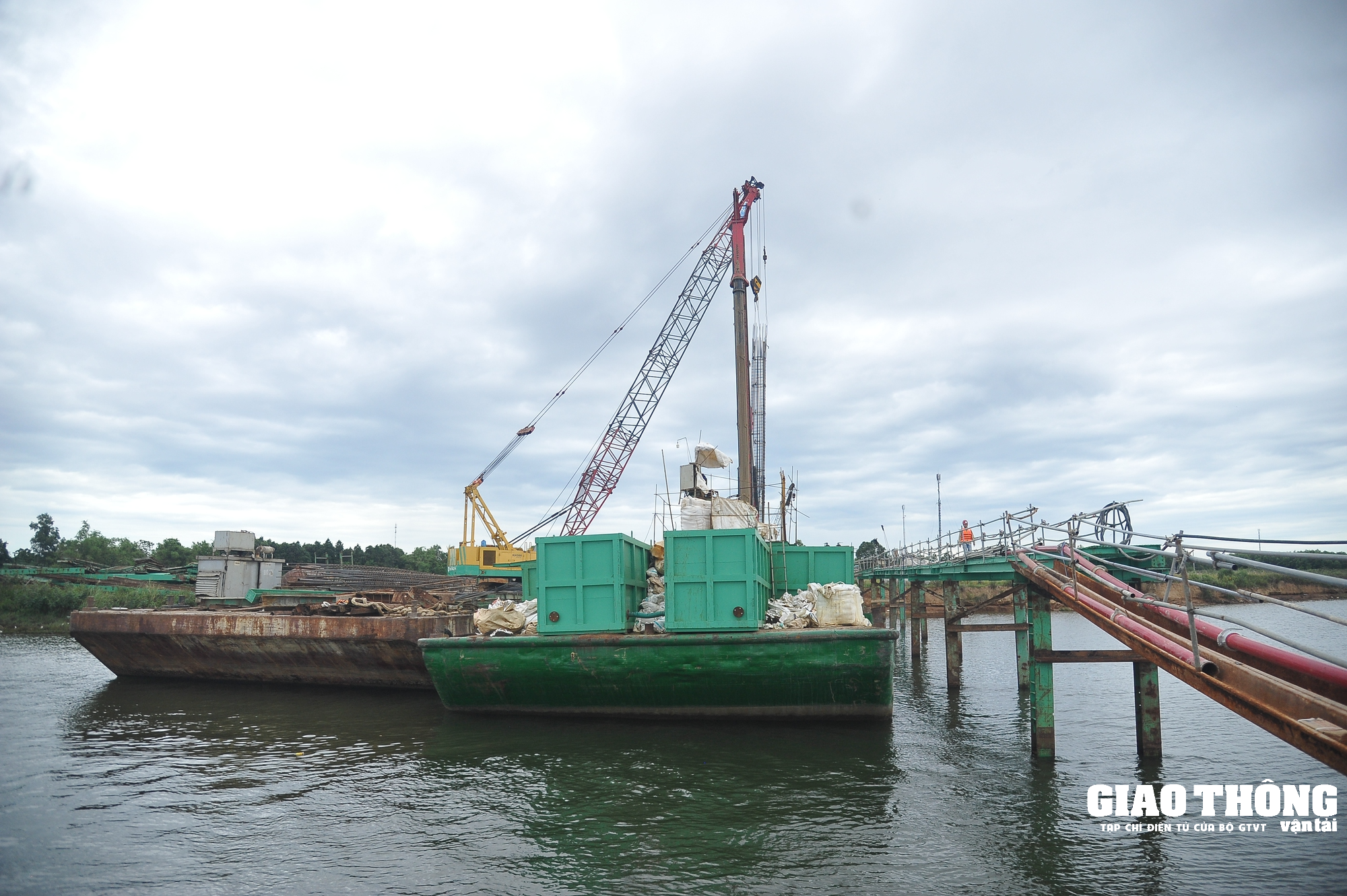 Nhộn nhịp trên công trường dự án cầu bắc qua sông Thạch Hãn - Ảnh 14. Nhộn nhịp trên công trường dự án cầu bắc qua sông Thạch Hãn - Ảnh 14.