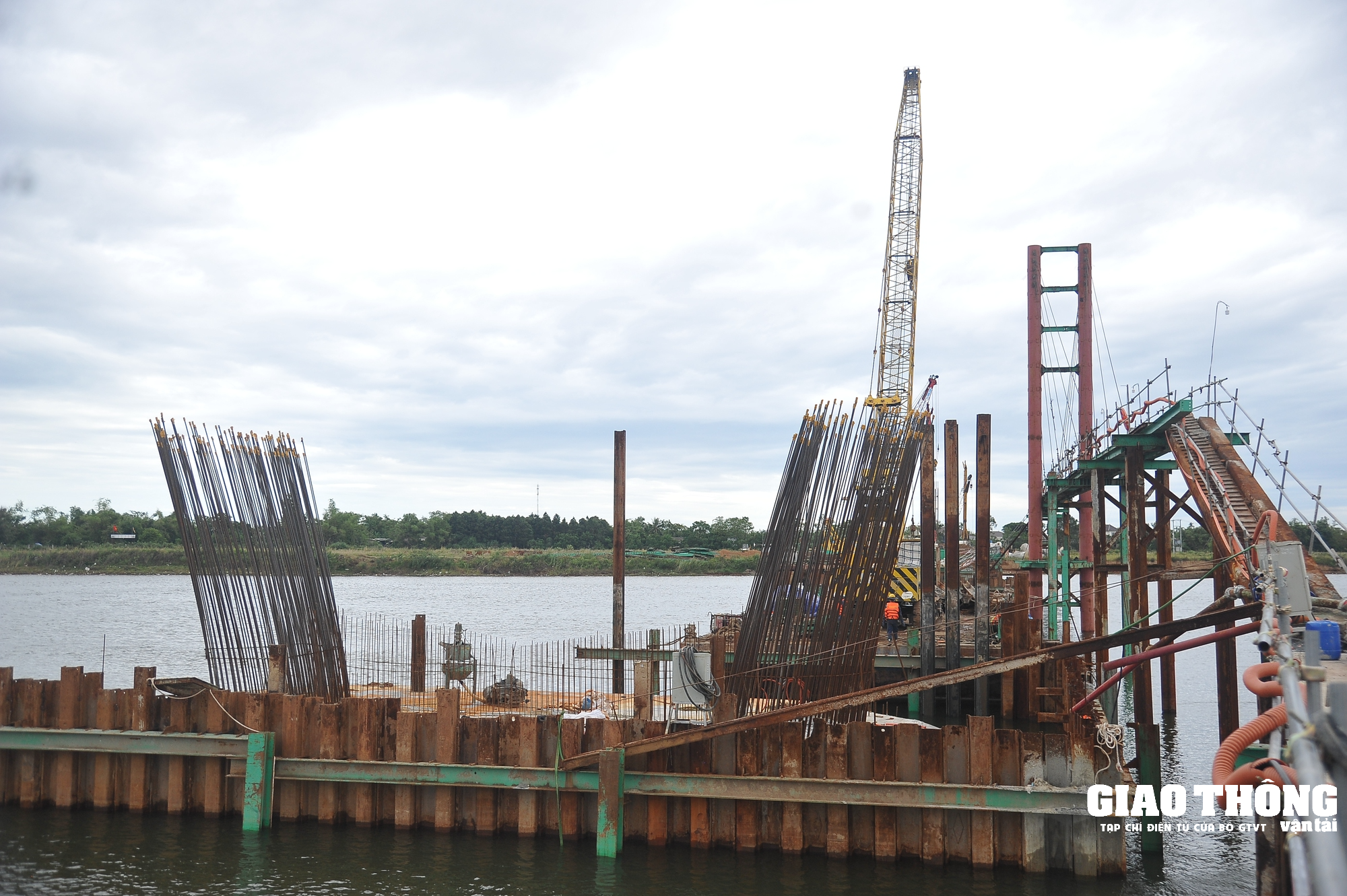 Nhộn nhịp trên công trường dự án cầu bắc qua sông Thạch Hãn - Ảnh 15. Nhộn nhịp trên công trường dự án cầu bắc qua sông Thạch Hãn - Ảnh 15.