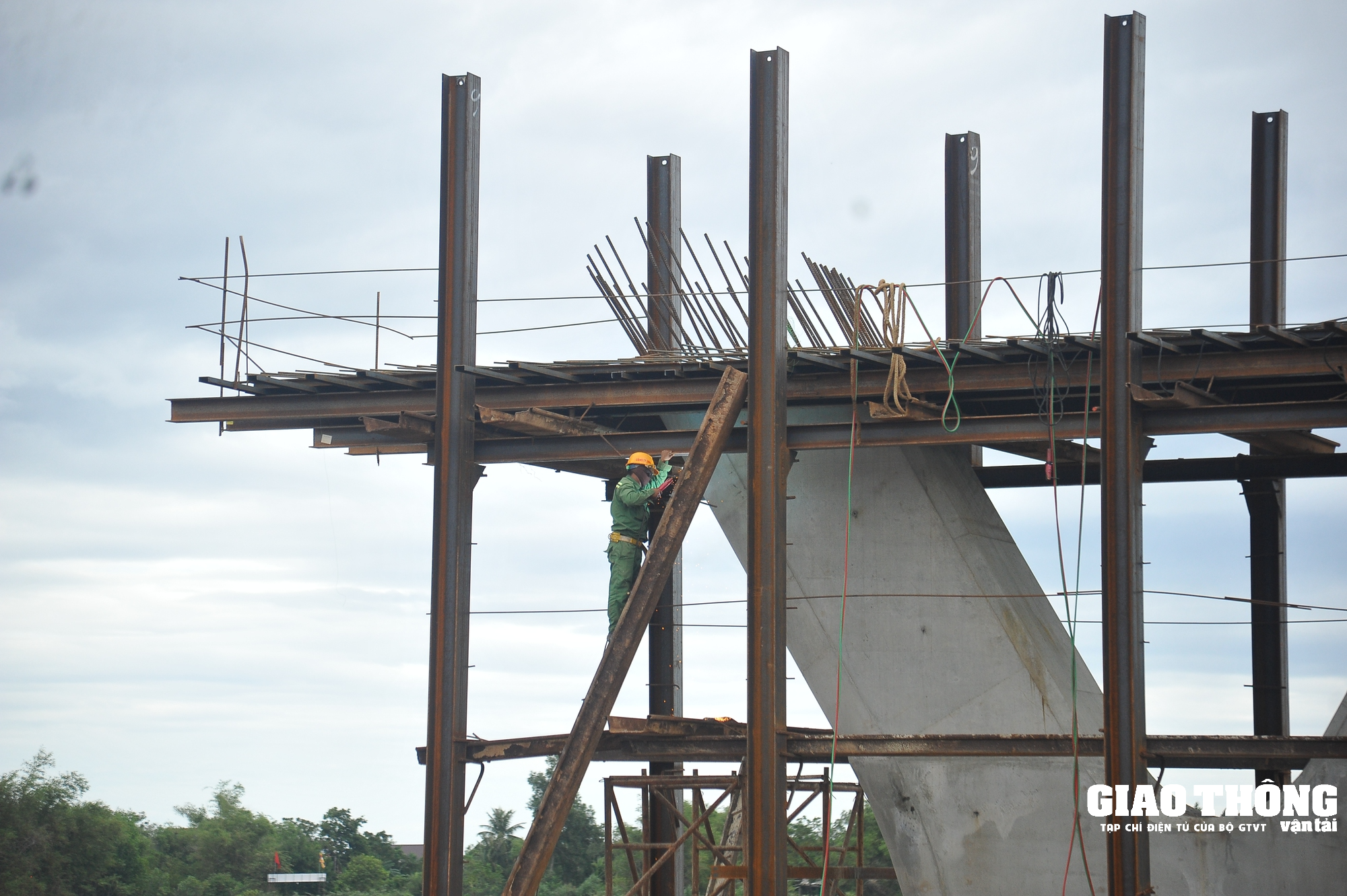 Nhộn nhịp trên công trường dự án cầu bắc qua sông Thạch Hãn - Ảnh 17. Nhộn nhịp trên công trường dự án cầu bắc qua sông Thạch Hãn - Ảnh 17.