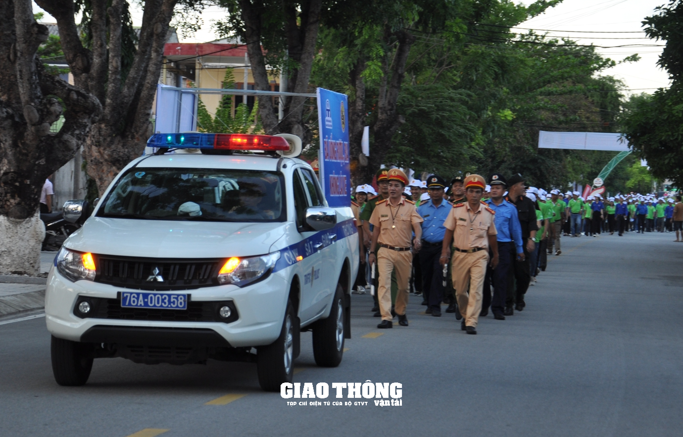 Quảng Ngãi: 500 người đi bộ kêu gọi hành động "Đã uống rượu bia-Không lái xe" - Ảnh 1.
