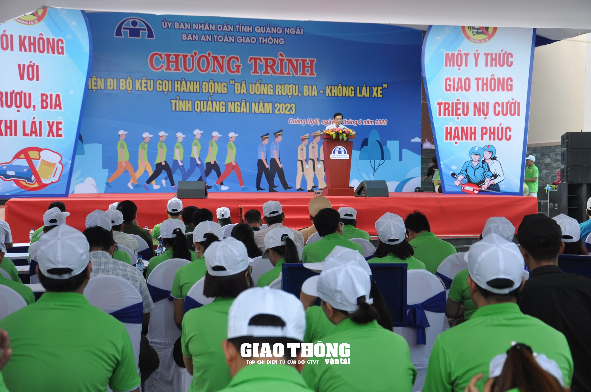 Quảng Ngãi: 500 người đi bộ kêu gọi hành động "Đã uống rượu bia-Không lái xe" - Ảnh 3.